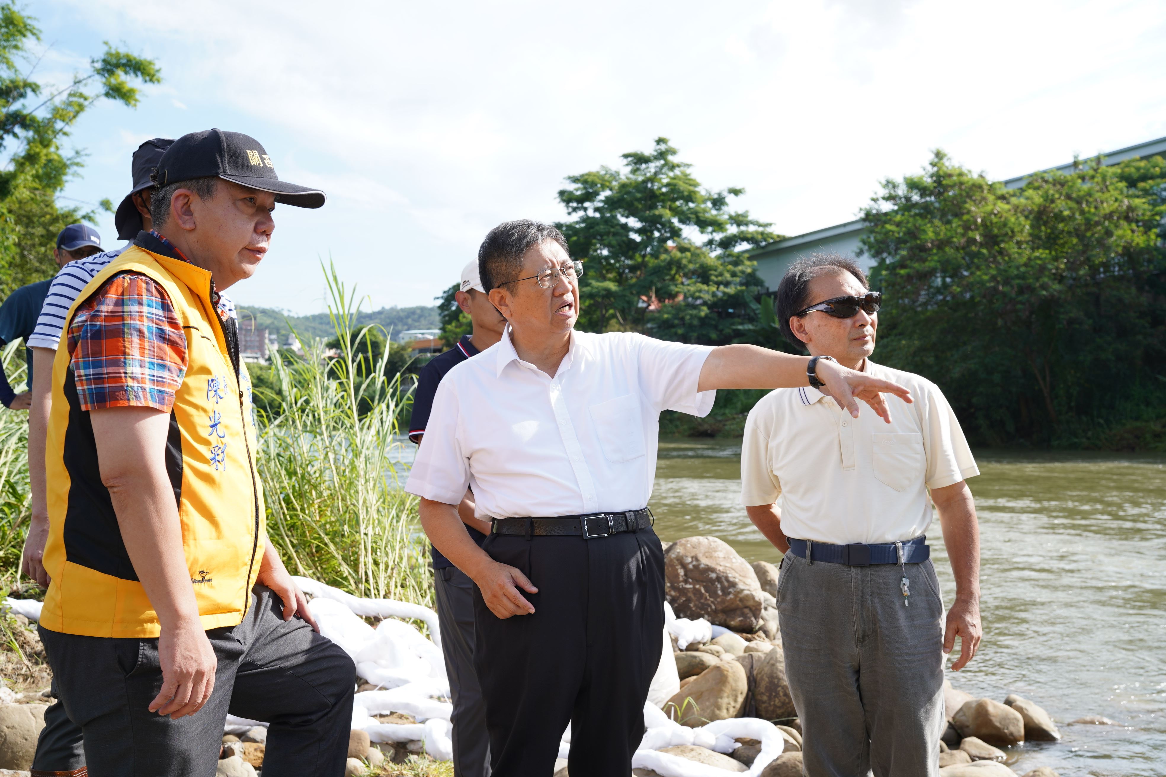 新竹縣長楊文科昨在新聞稿中表示，已帶隊到鳳山溪清理汙泥，但被綠委洪申翰批只是開完記者會就離開。（新竹縣政府提供）