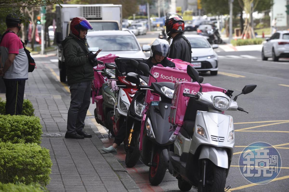 台北市勞動局提醒，外送平台業者於政府機關因天然災害宣布停止上班期間，應立即通知外送員停止外送服務。（示意圖，本刊資料照）
