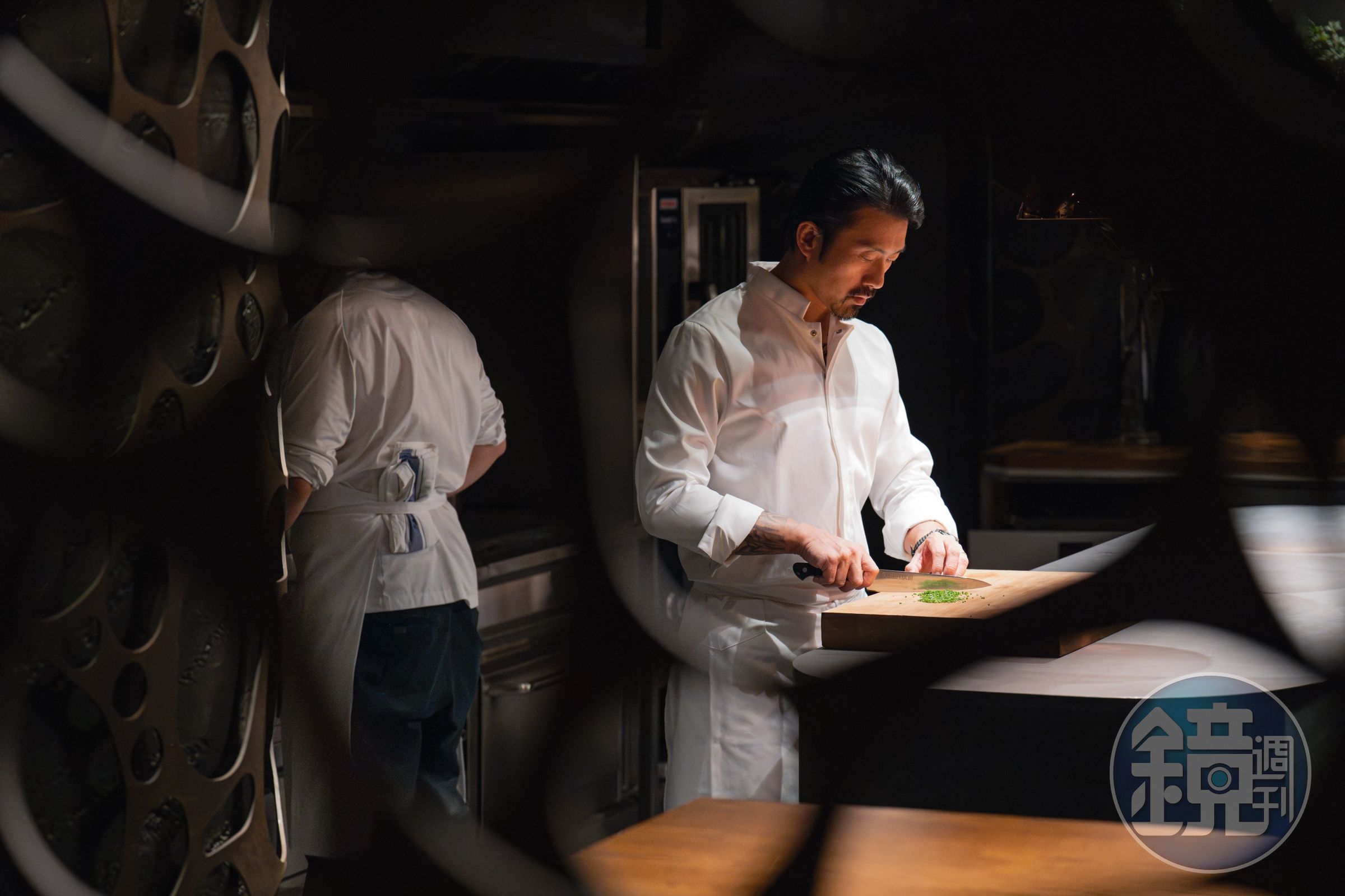 米其林星廚林明健(Chef Kin)新開「AKIN君尹」,首度嘗試以板前形式呈現Fine Dining料理,符合他一貫自由奔放的性格。(AKIN君尹提供)