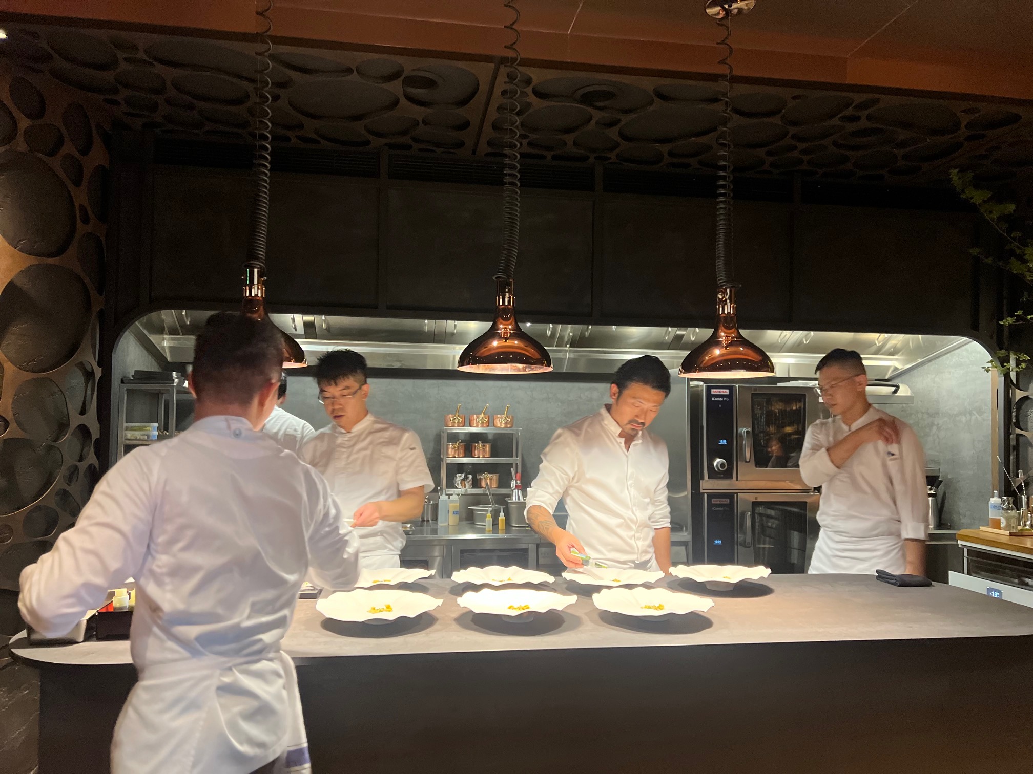 食客可以近距離觀賞廚師們行雲流水操作製程繁複的料理。