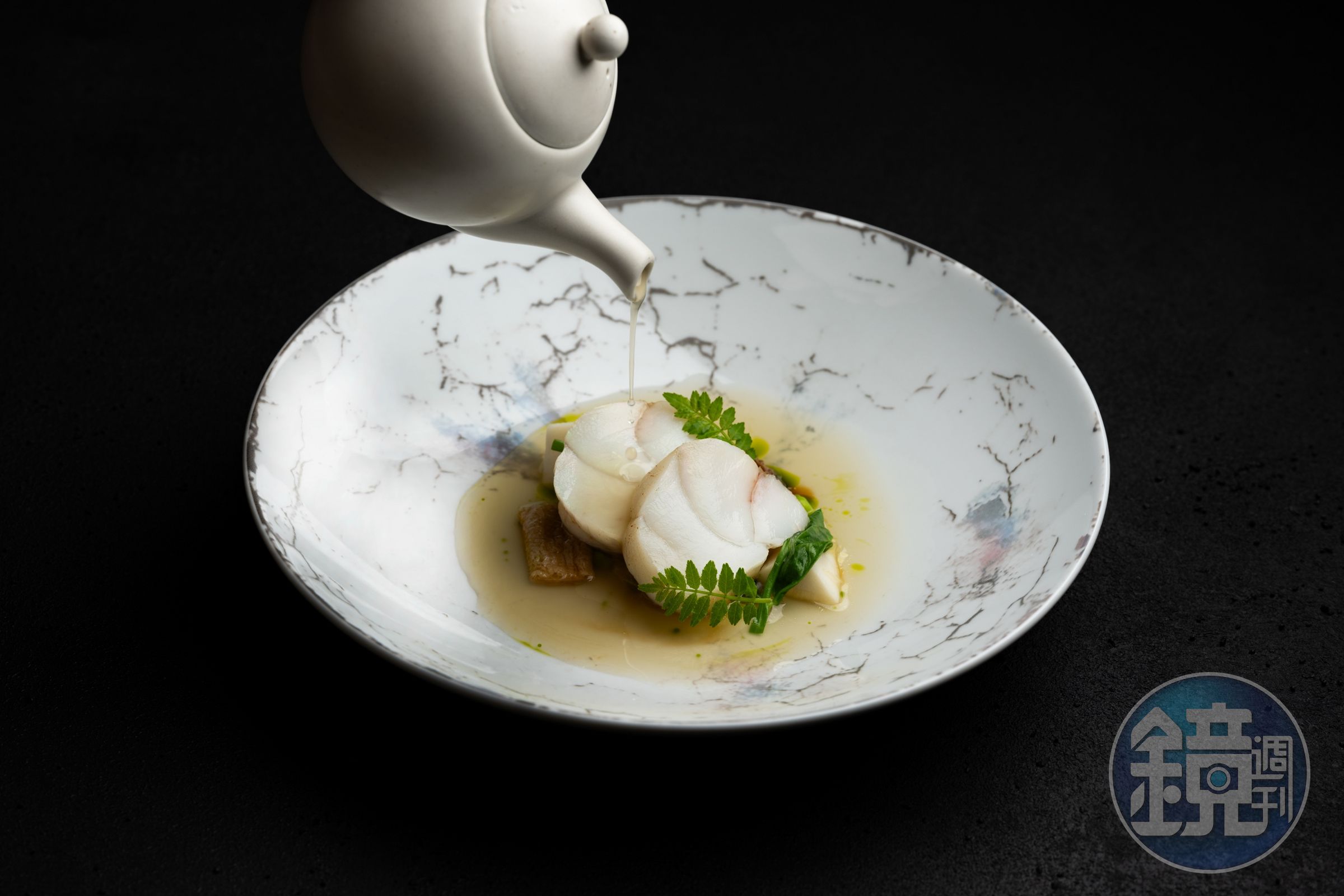 「鮟鱇魚、金華火腿清湯、金絲瓜」以低溫油封鮟鱇魚的背鰭部位。(AKIN君尹提供)