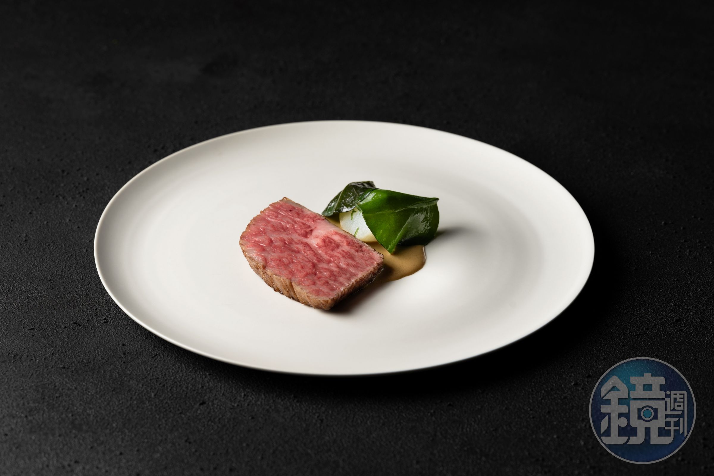 「和牛、仁當、蕪菁」靈感來自主廚喜愛的印尼仁當牛肉,這也是印尼款待貴客的傳統佳餚。(AKIN君尹提供)
