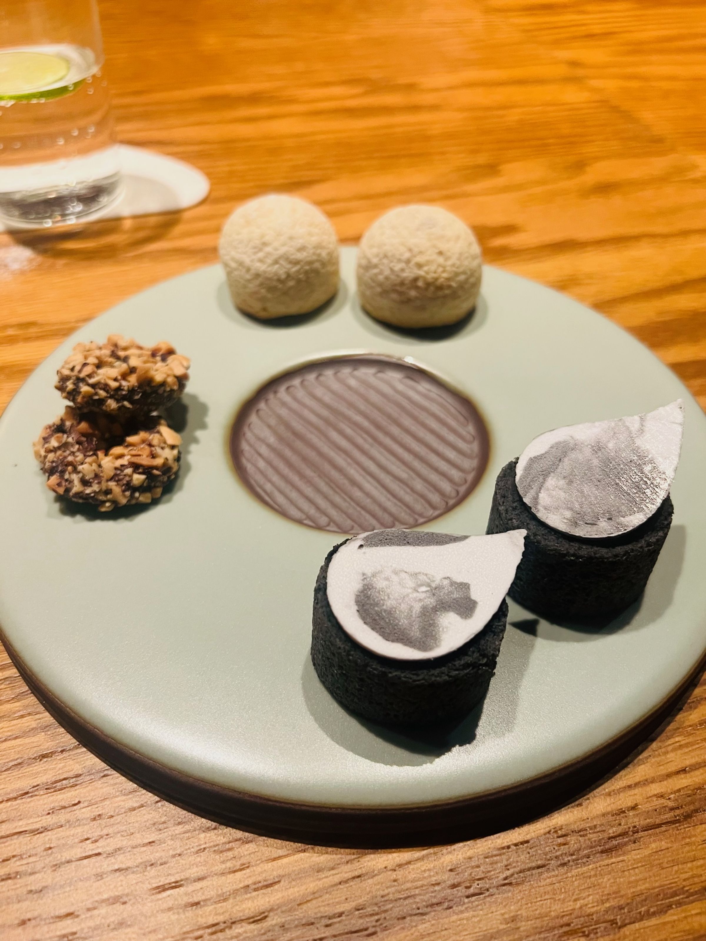 petit four的「無花果雪山包」「黑芝麻瑞士卷」「黑金剛太妃糖」,每一樣都超有創意,且口味令人驚艷。