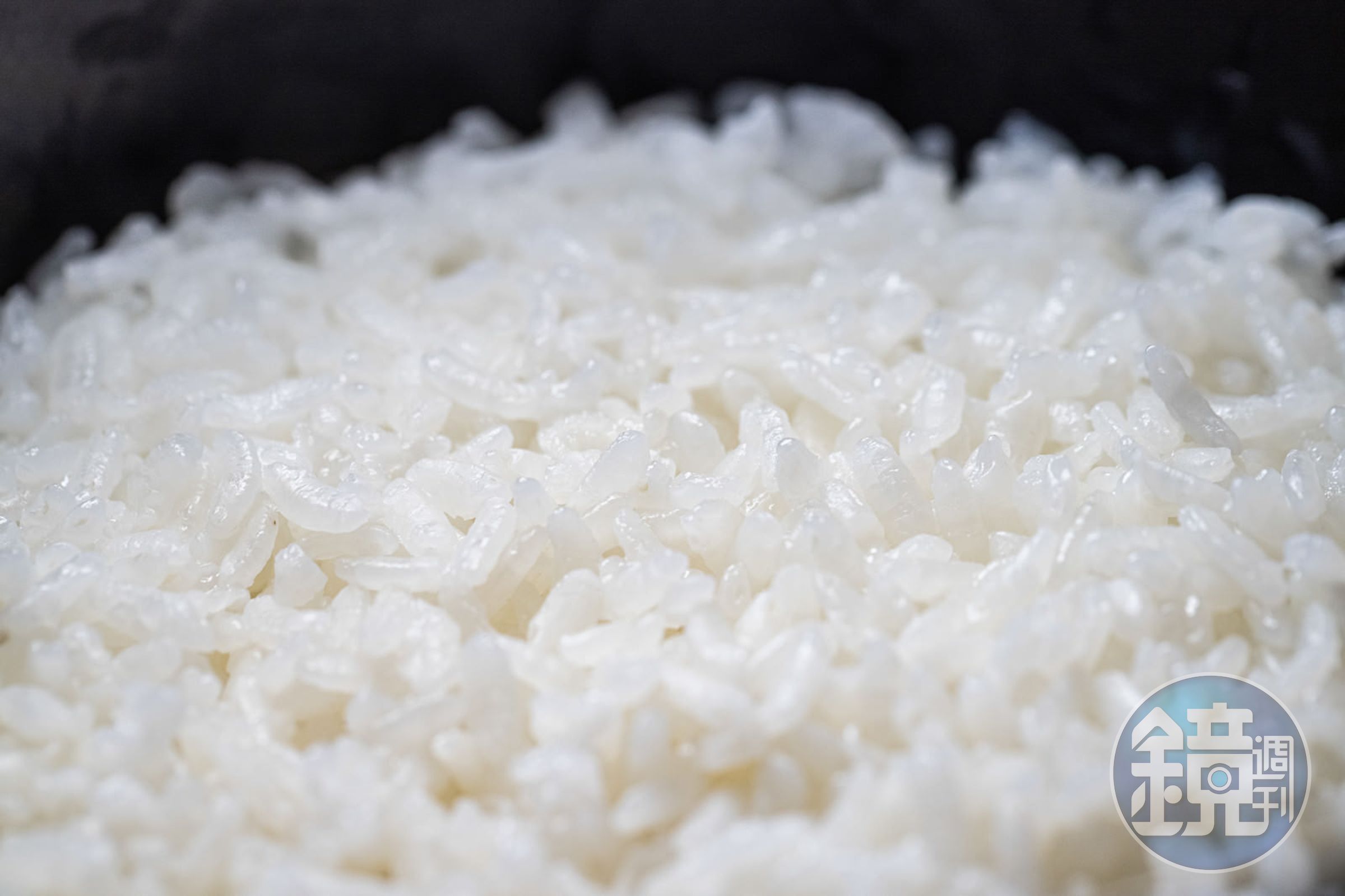 網友表示用「氣泡水」來煮飯,就能讓米飯變得Q彈又不黏。(示意圖,pakutaso)