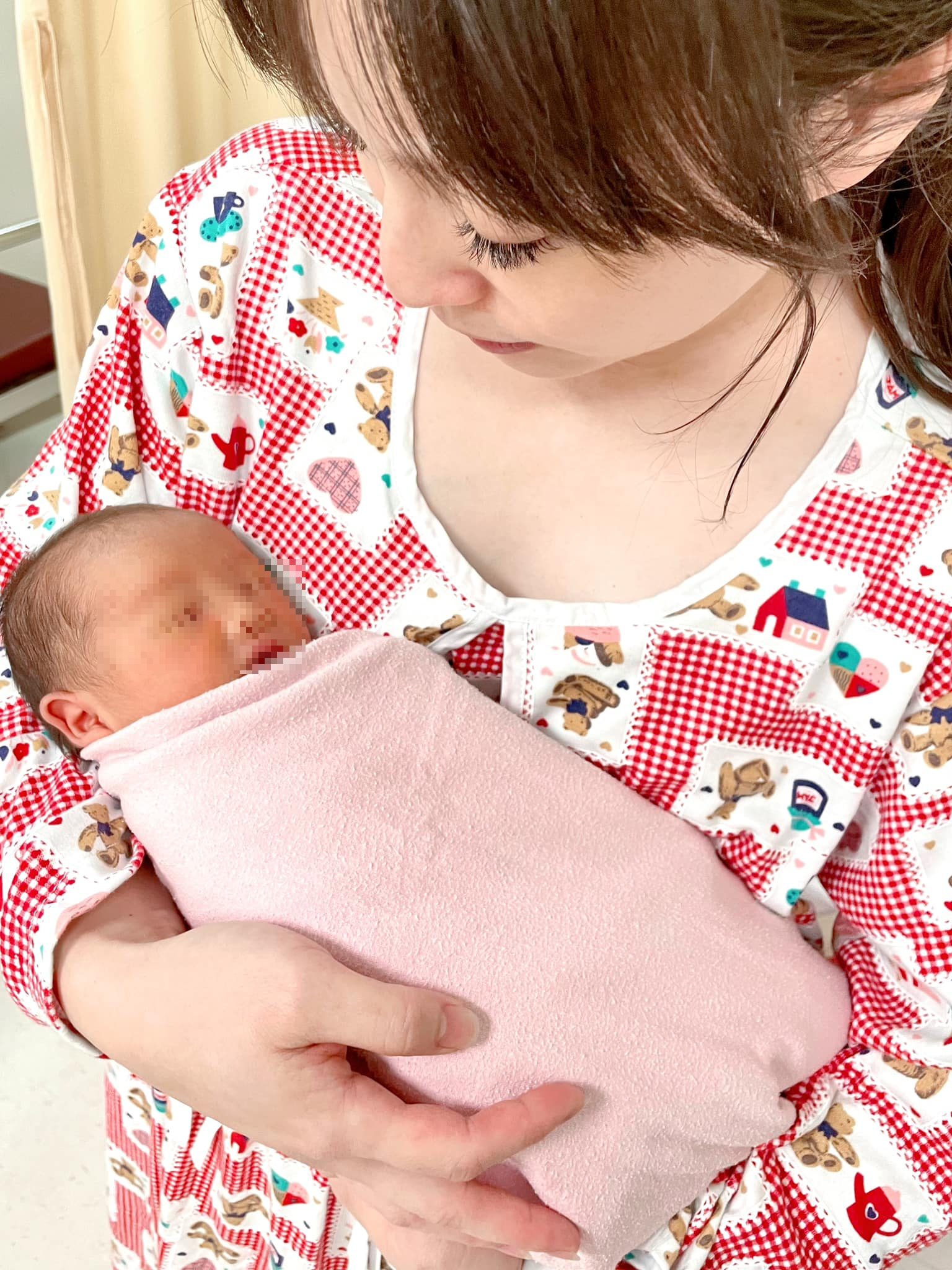 吳宇舒抱著女兒Ellie。（翻攝吳宇舒臉書）