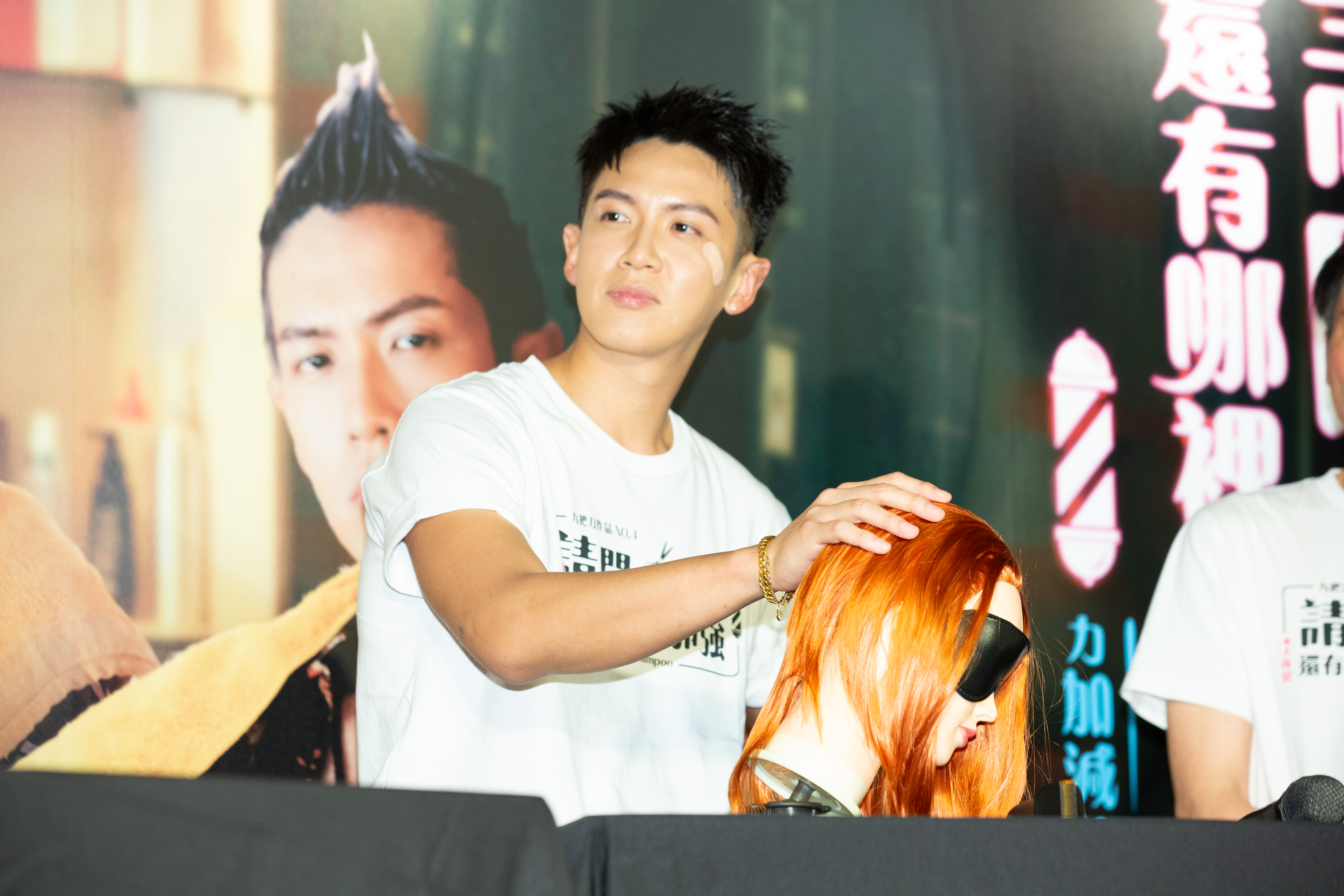 柯震東剪髮技術不錯，給假人模特兒剪出時尚髮型。