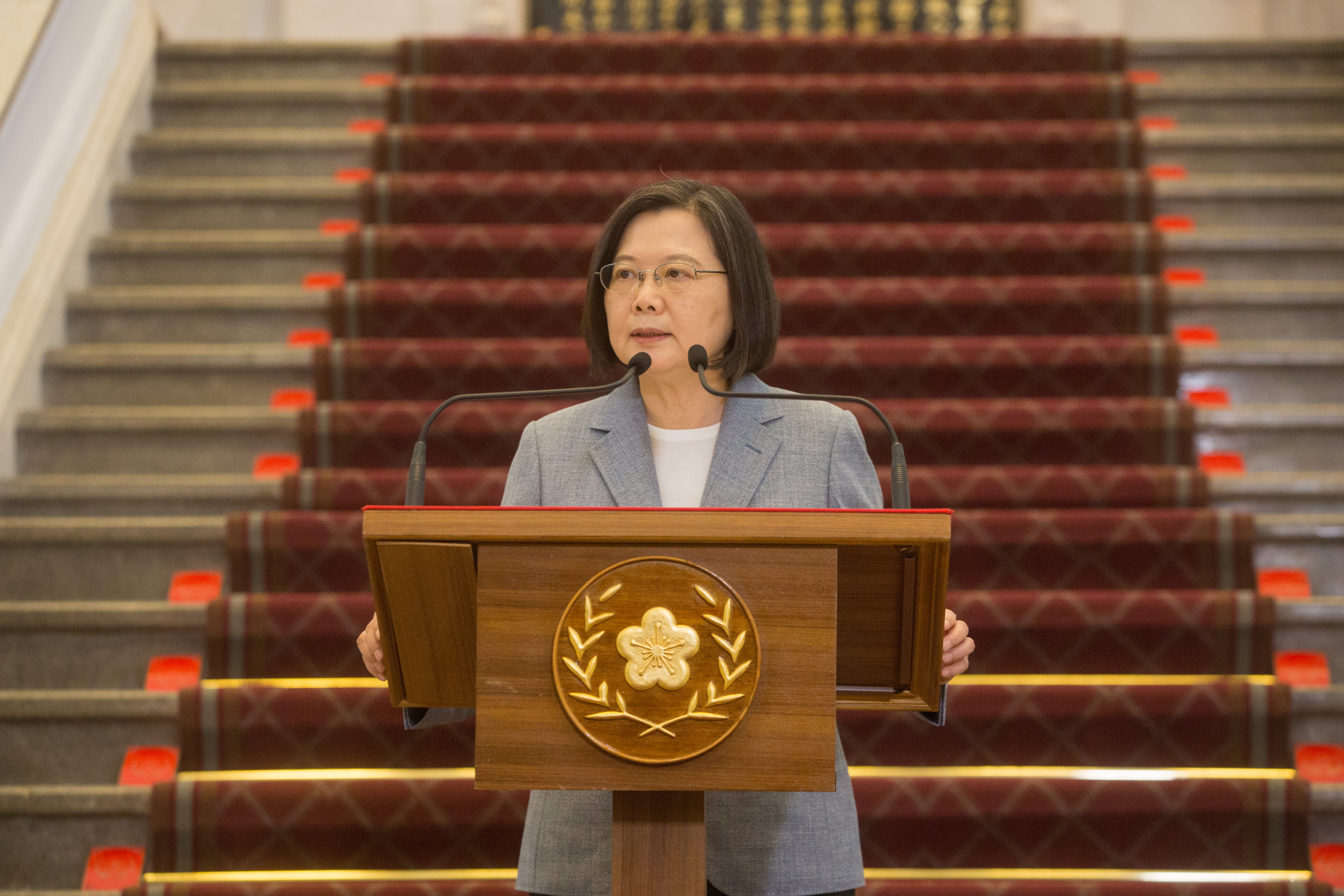 蔡英文昨日確診新冠肺炎，今日抱病出席漢光演習，總統府發言人林聿禪表示其症狀已有緩解、身體恢復良好。（本刊資料照）