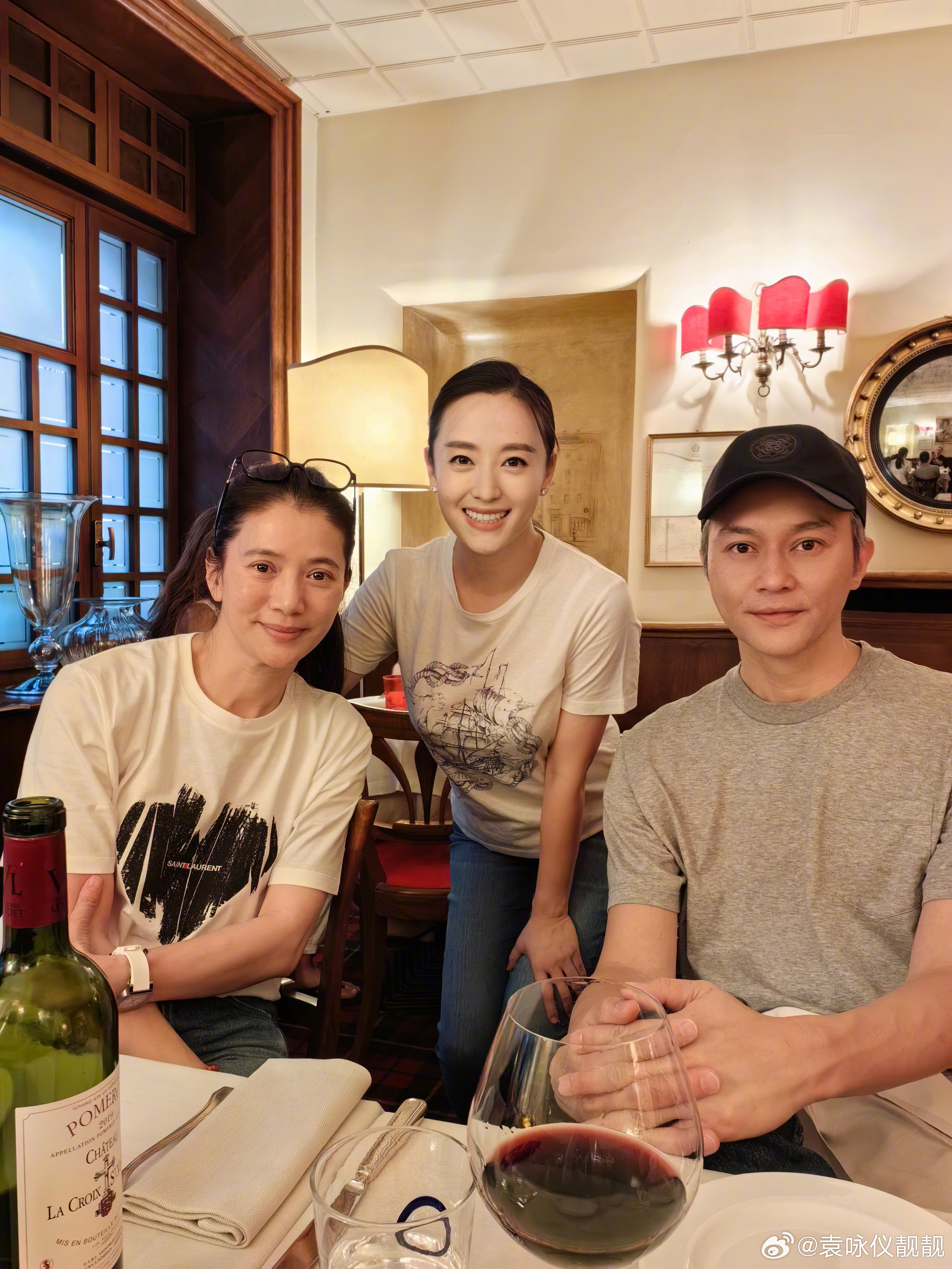 另一張袁詠儀曬出的合照，張智霖戴著帽子，鬢邊的頭髮明顯白了。（翻攝自袁詠儀微博）
