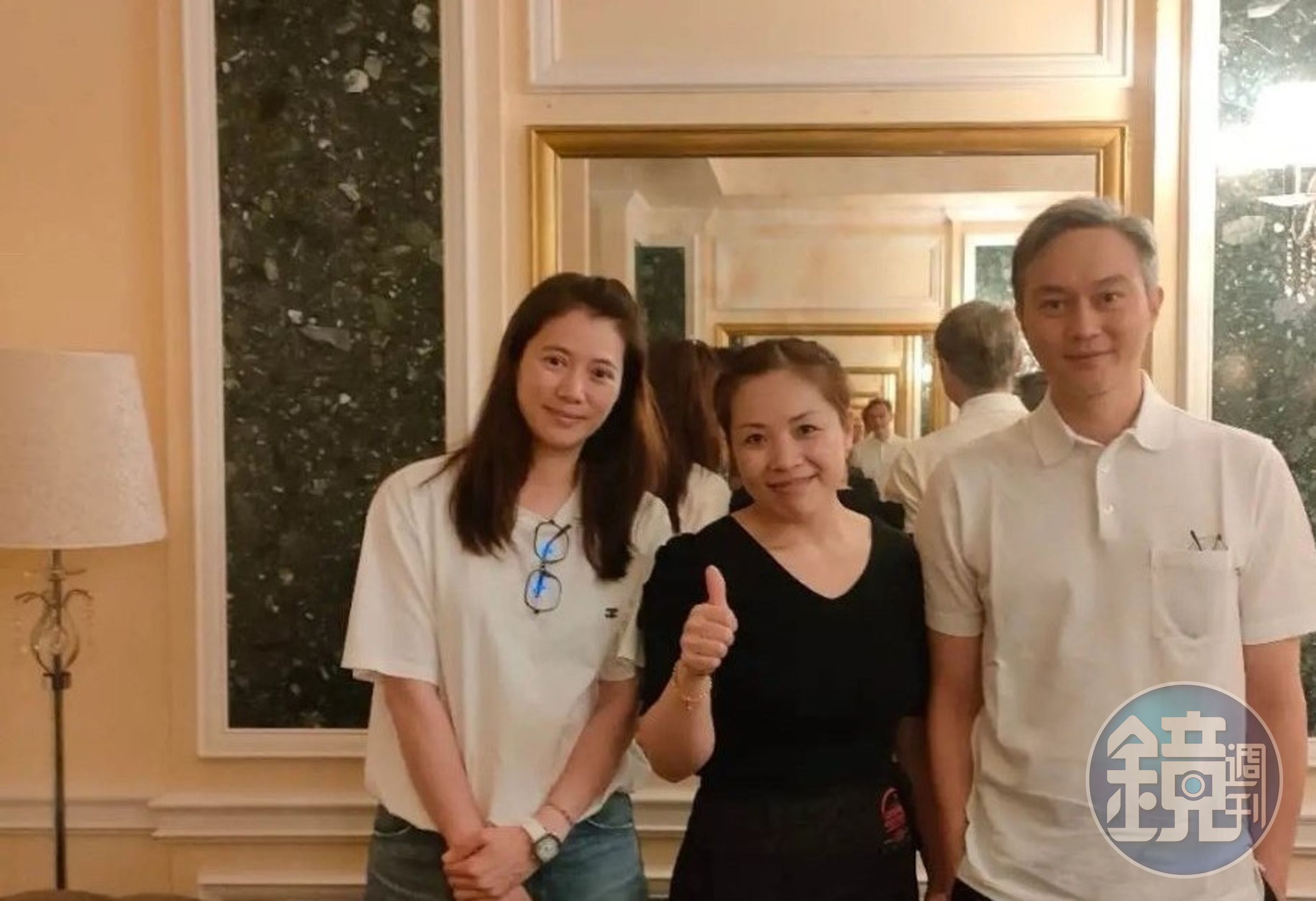 張智霖、袁詠儀夫妻與路人合照,張智霖的頭髮花白程度令人嚇一跳。(微博圖片)
