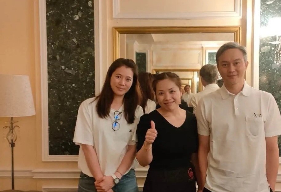 張智霖、袁詠儀夫妻與路人合照，張智霖的頭髮花白程度令人嚇一跳。（微博圖片）