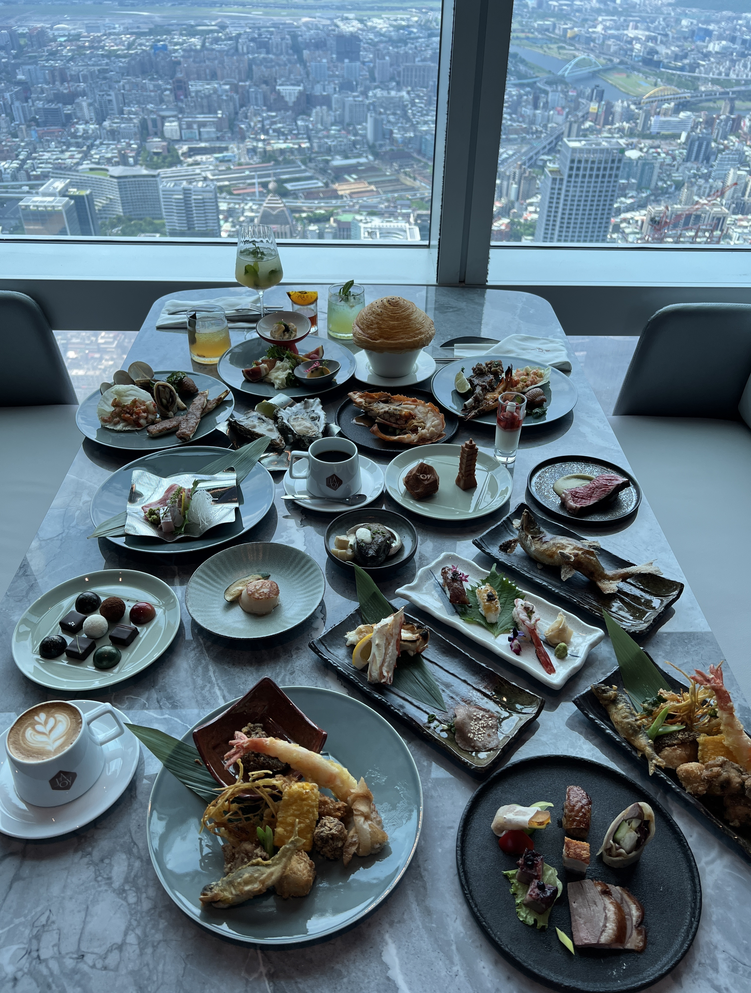 全店占地555坪、共設有282個座席，靠窗座位能眺望絕美市景。