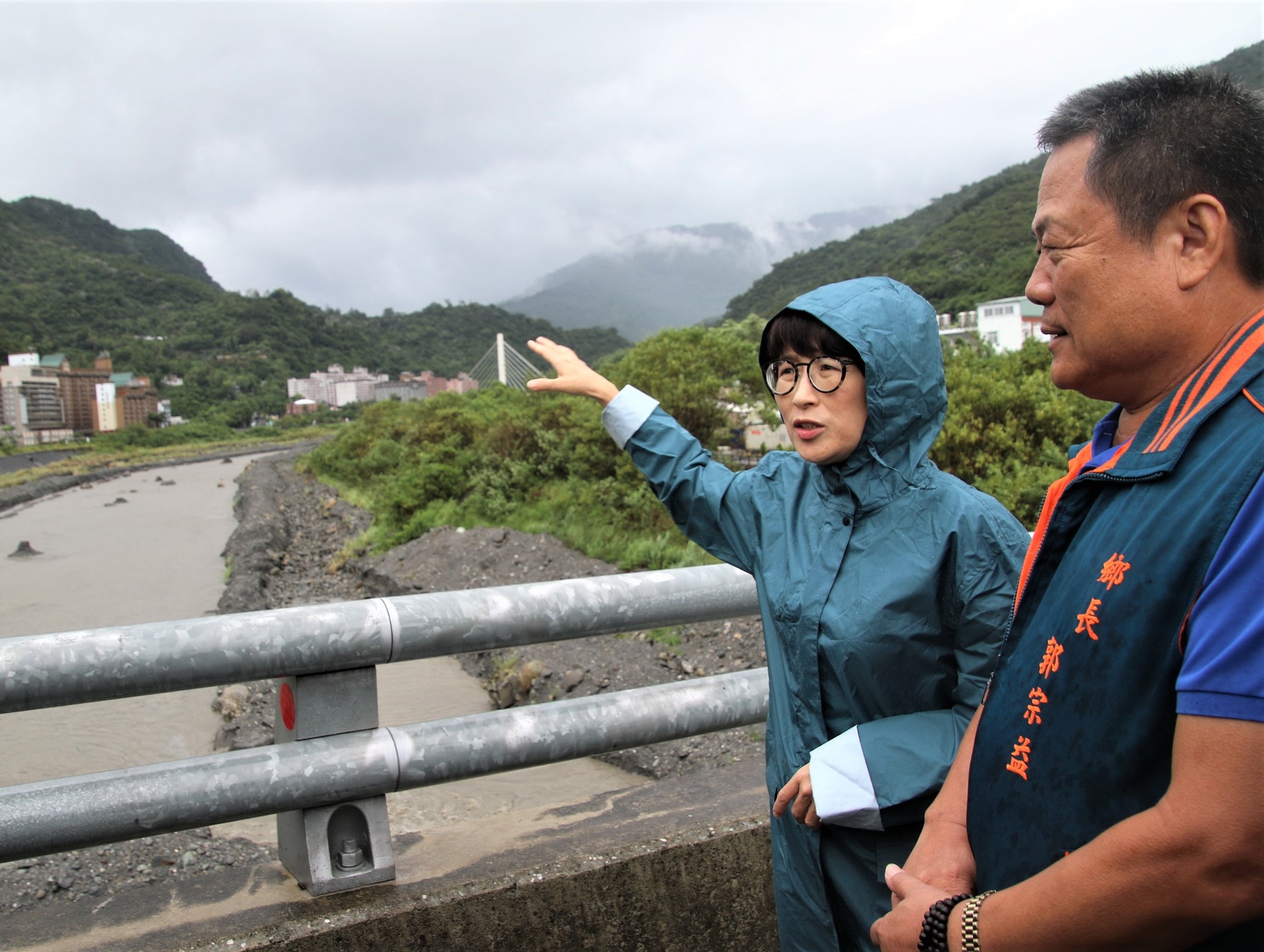 台東縣長饒慶鈴今早坐鎮一級災害應變中心,並與地方鄉長前往知本溫泉區了解溪水狀況。(翻攝自饒慶鈴臉書)