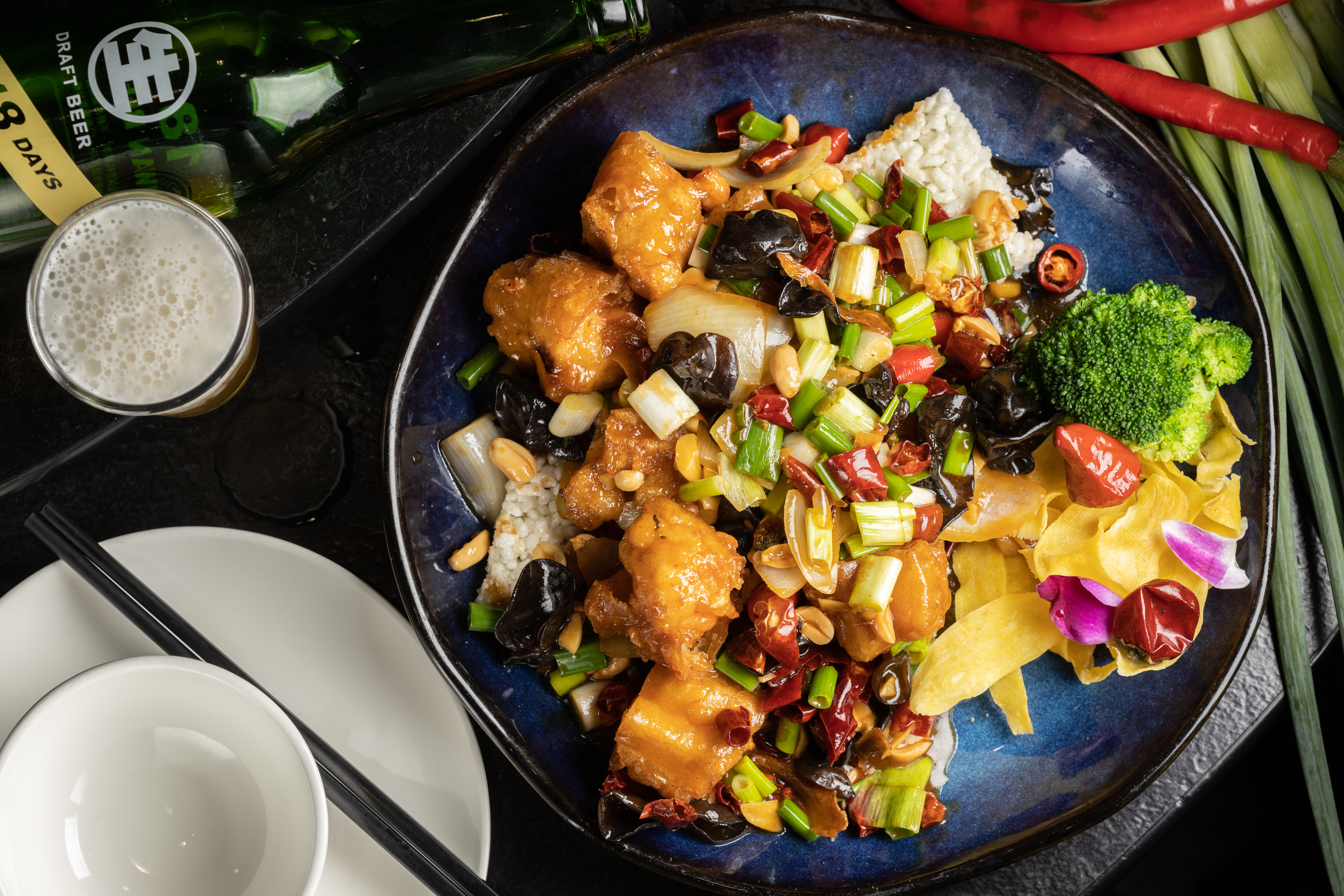 在台北熱炒老店「欣海岸」，可以吃到工序繁複的「宮保油條」等功夫菜，請客也很有面子。（380元／份）