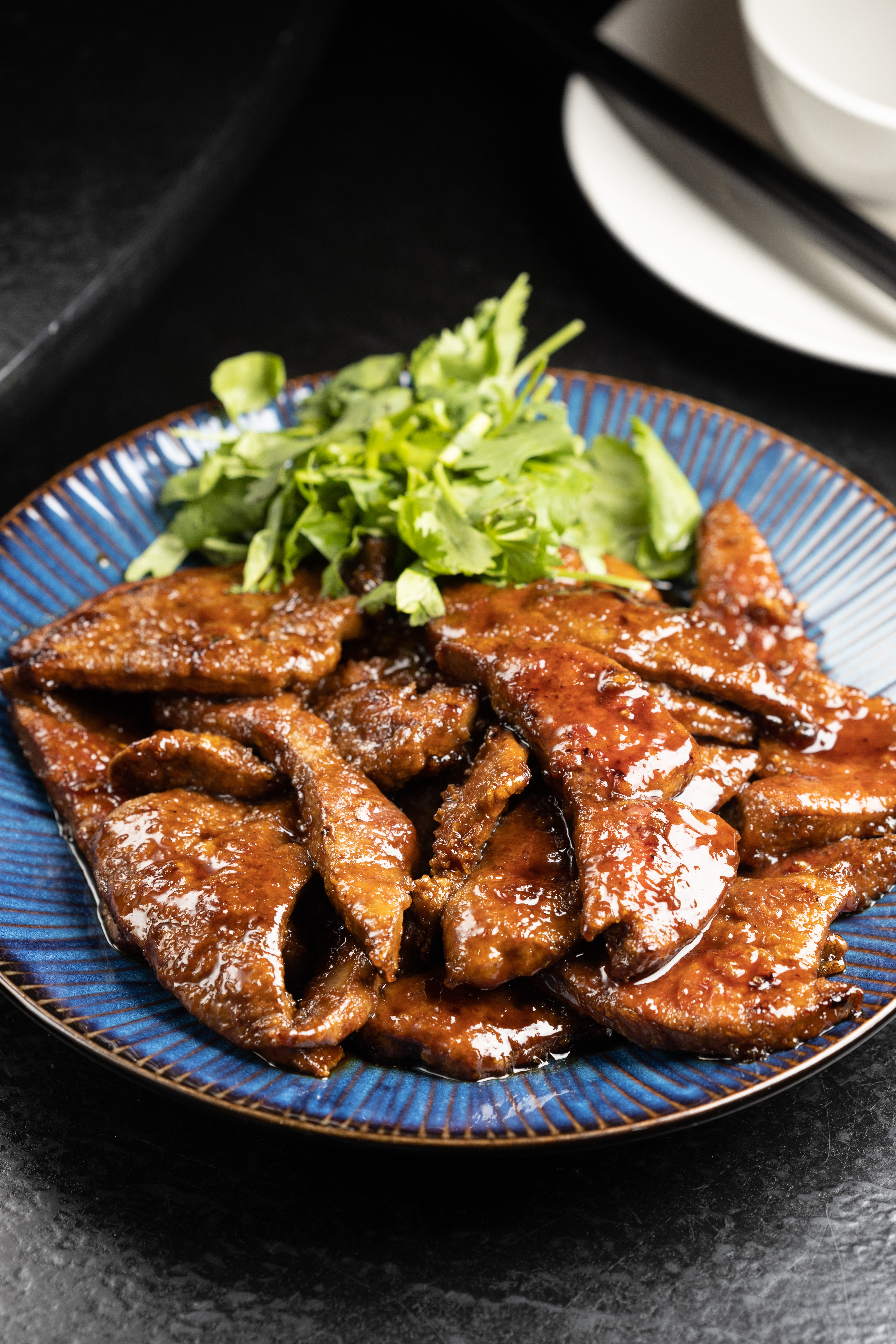 火候恰好的「香煎豬肝」,祕密武器是自調醬汁,柔嫩噴香。(280元/小份)