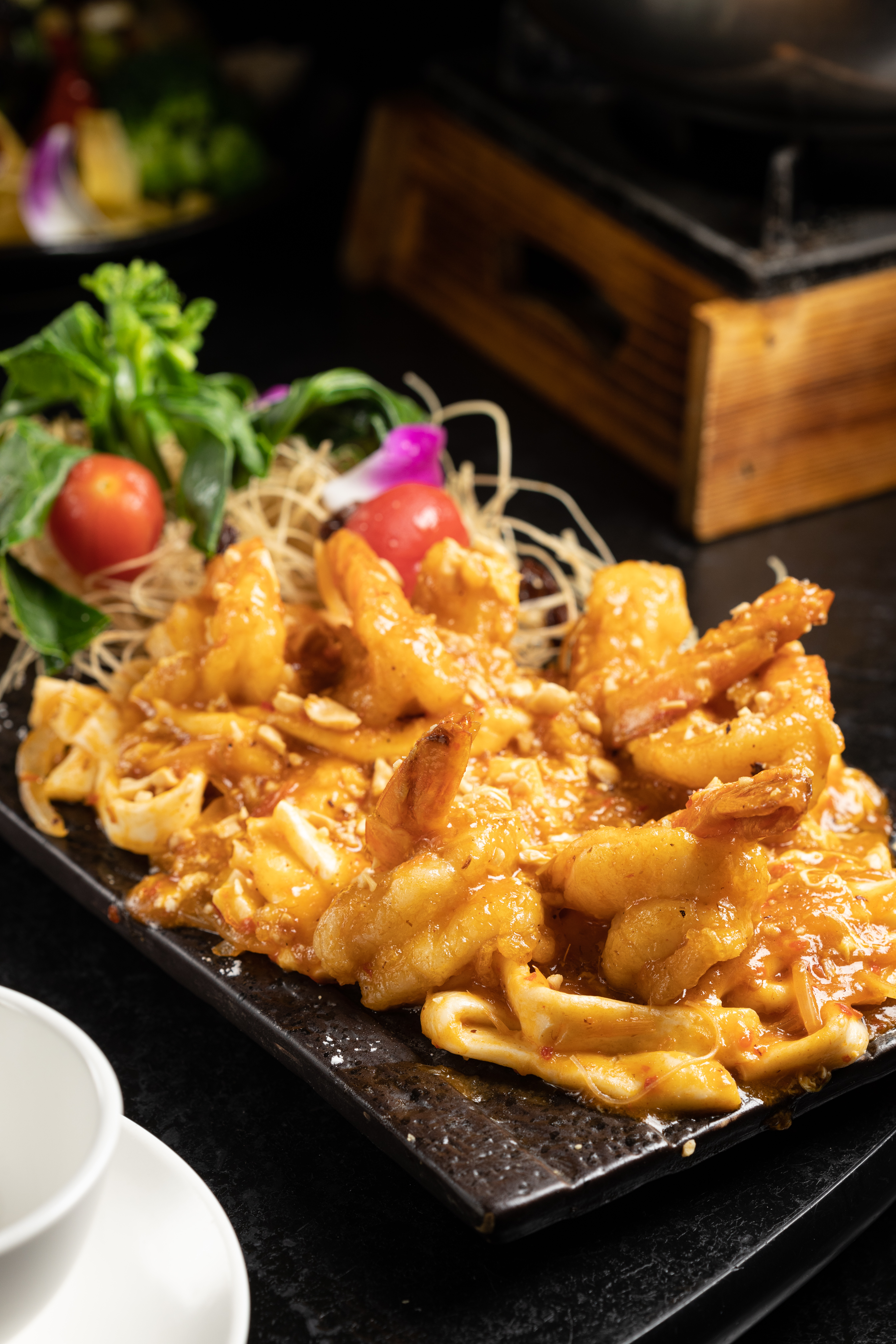 「干燒明蝦仁」用的是新加坡辣椒蟹的醬汁,南洋風味獨樹一格。(明蝦100元/隻,圖中為400元)