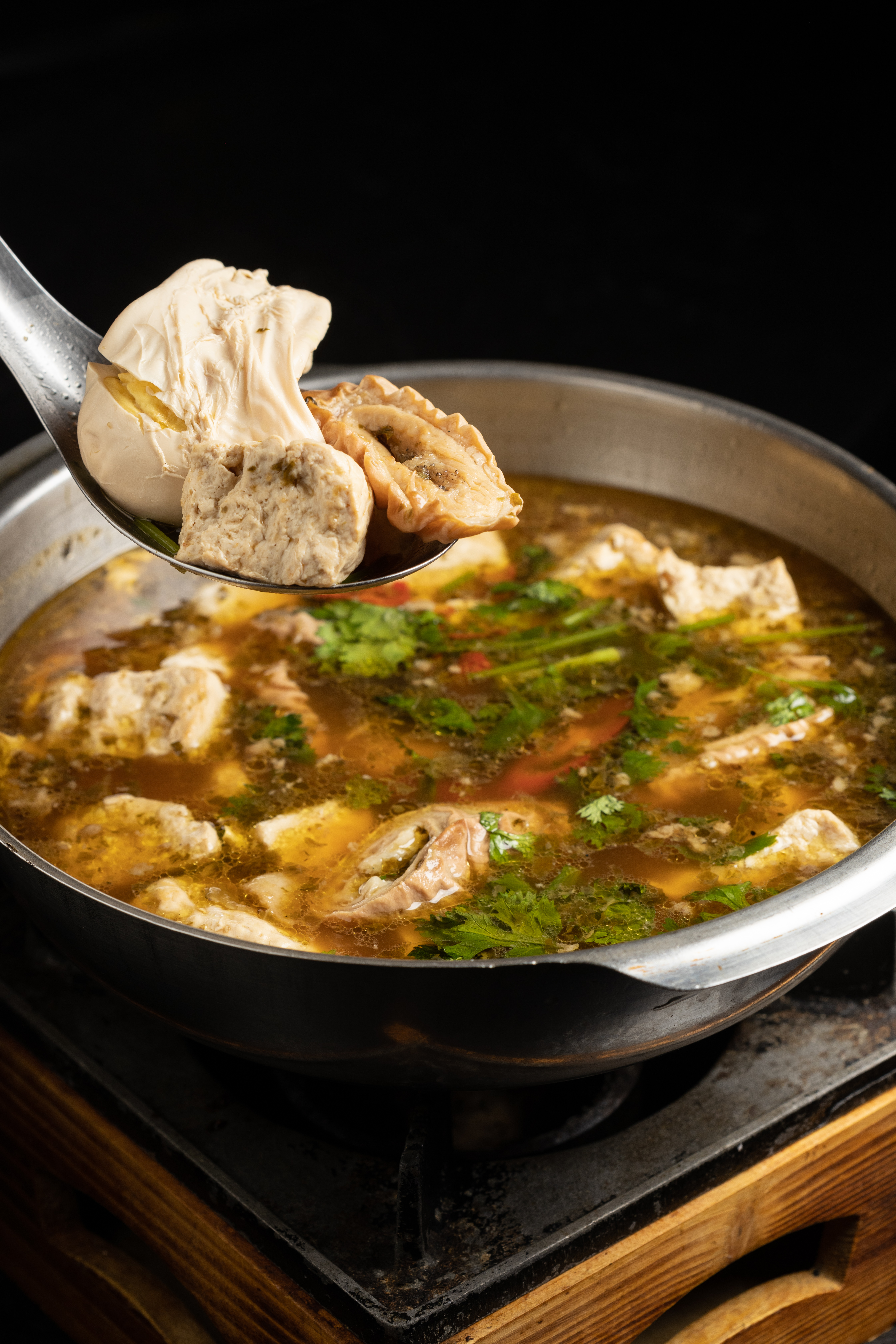 招牌菜「麻辣肥腸臭豆腐」最大特色是多了一顆水煮蛋。(380元/小份)