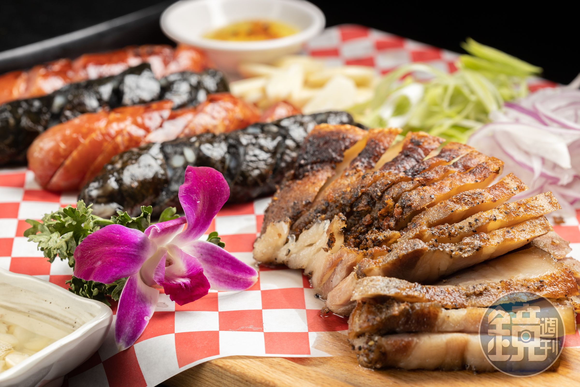 有原味與墨魚的「雙色香腸」(左,380元/份)及「鹹豬肉」(左,400元/份)都是老闆從不同豬肉店挑選而來。