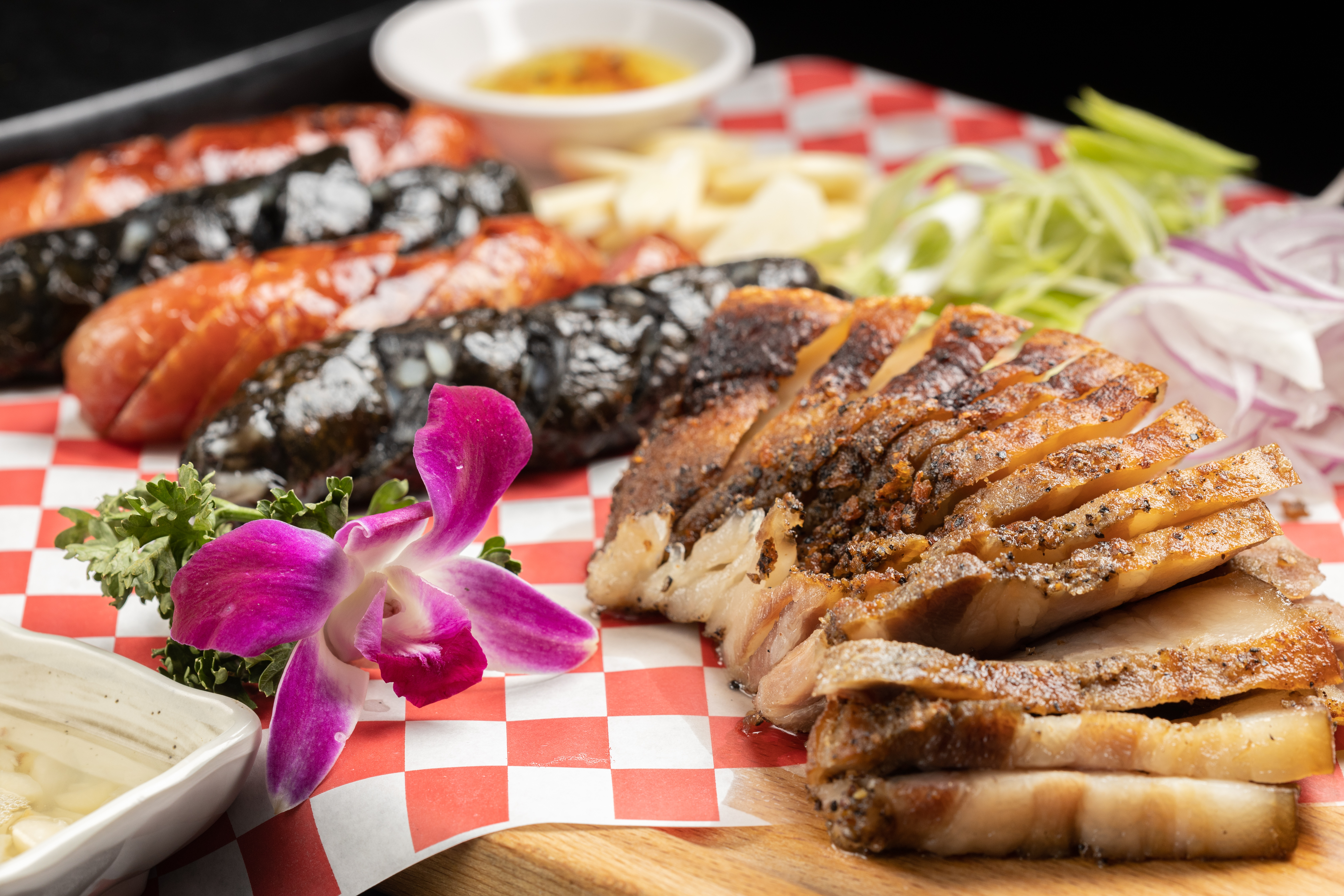 有原味與墨魚的「雙色香腸」(左,380元/份)及「鹹豬肉」(左,400元/份)都是老闆從不同豬肉店挑選而來。