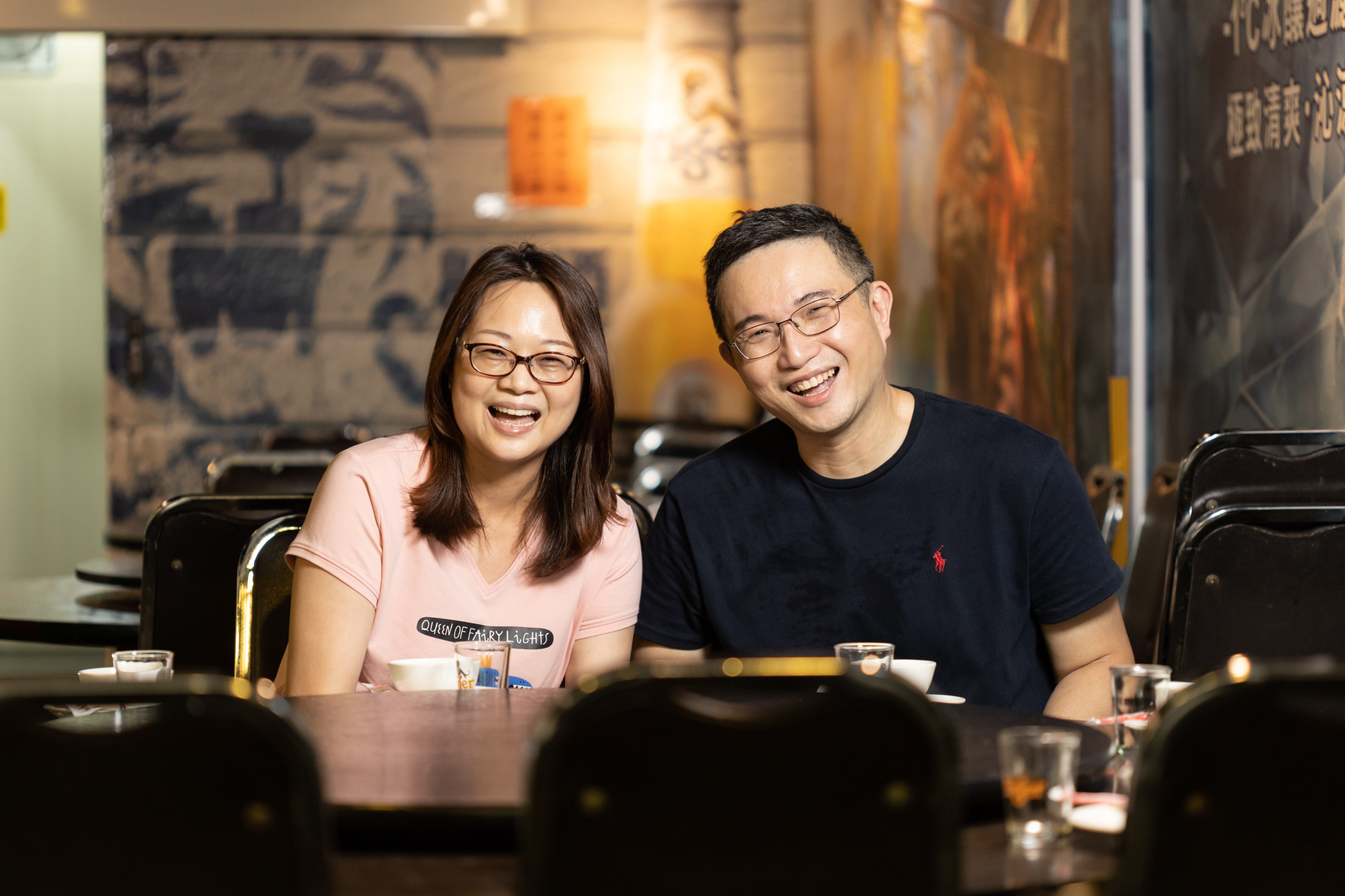 葉秀瑩(左)與陳界銘(右)一位擅長與客人溝通,另一位熟悉廚房事務,夫妻倆分工合作,把老店經營得有聲有色。