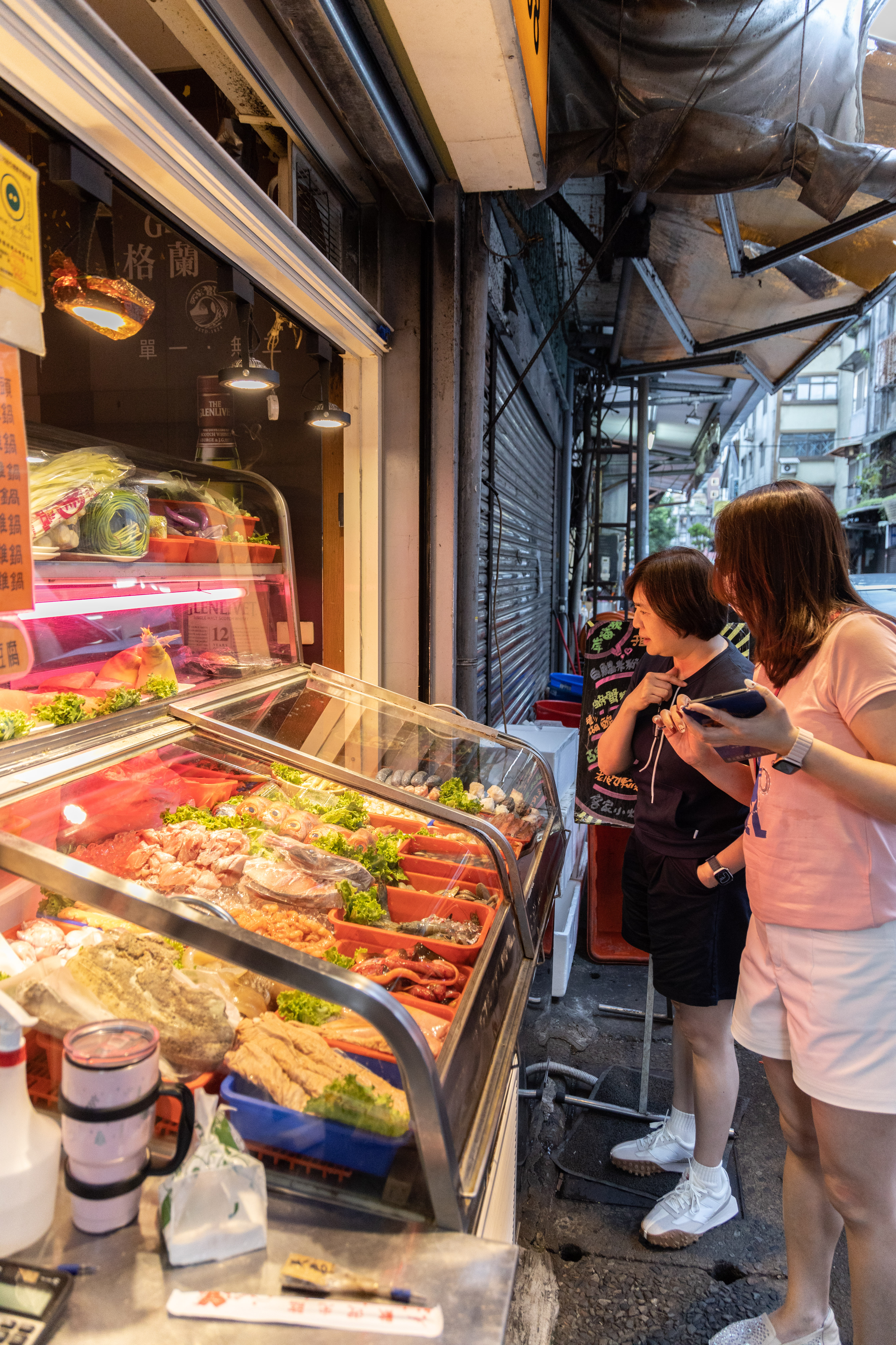 熱炒店沒有菜單,都是看著食材櫃跟老闆娘討論決定今天吃什麼。