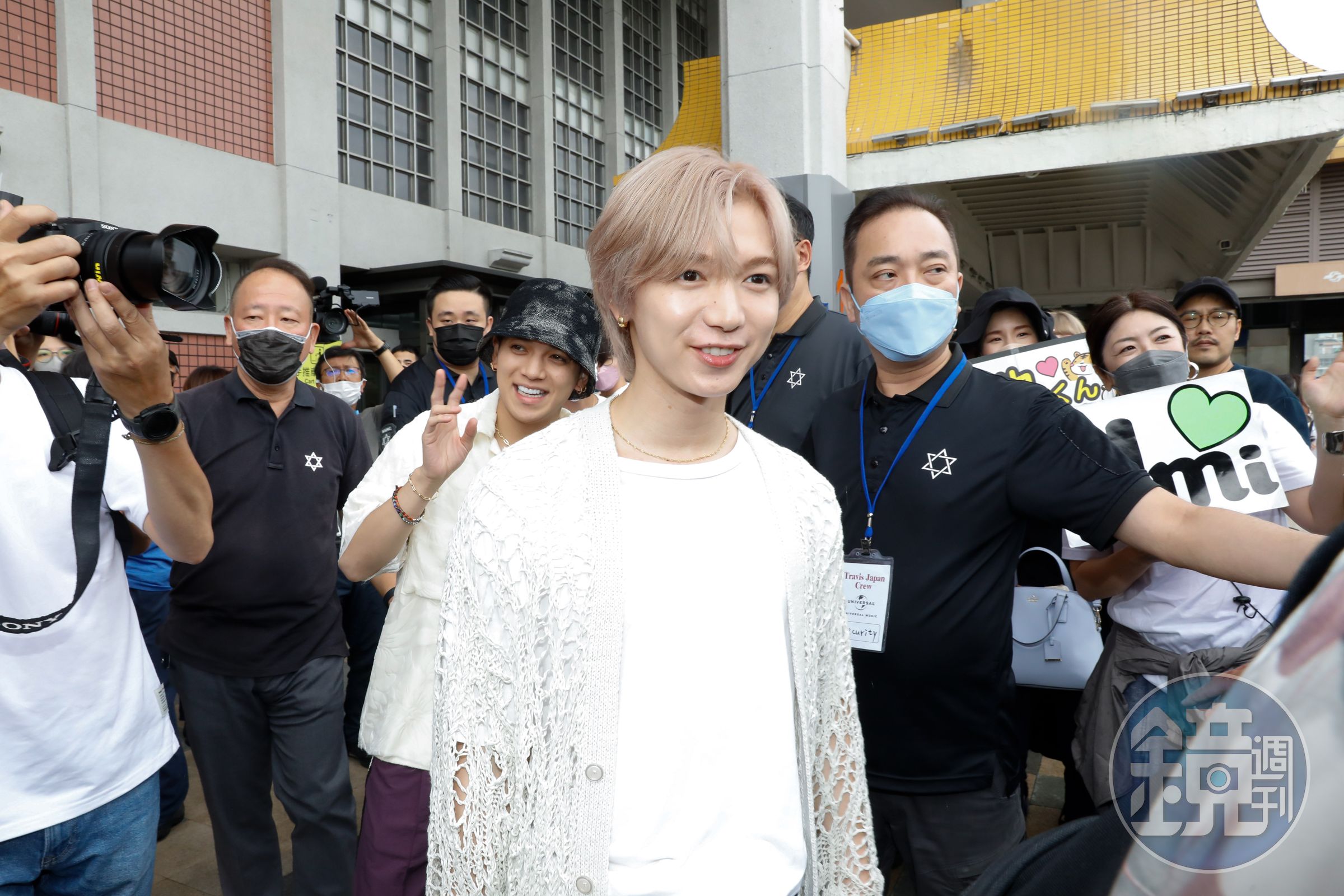 Travis Japan成員七五三掛龍也（前）、宮近海斗步出機場時笑容滿面。