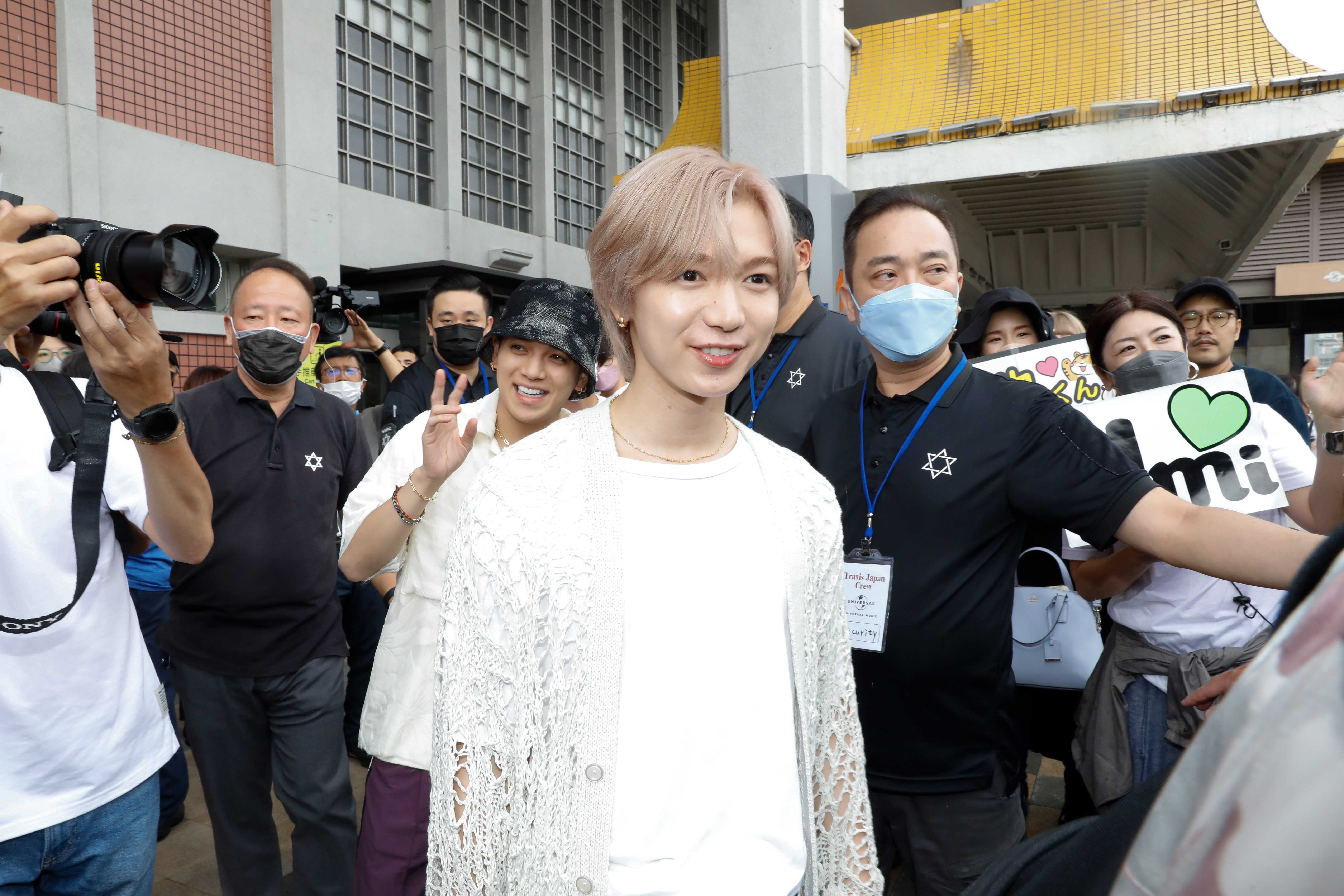 Travis Japan成員七五三掛龍也（前）、宮近海斗步出機場時笑容滿面。