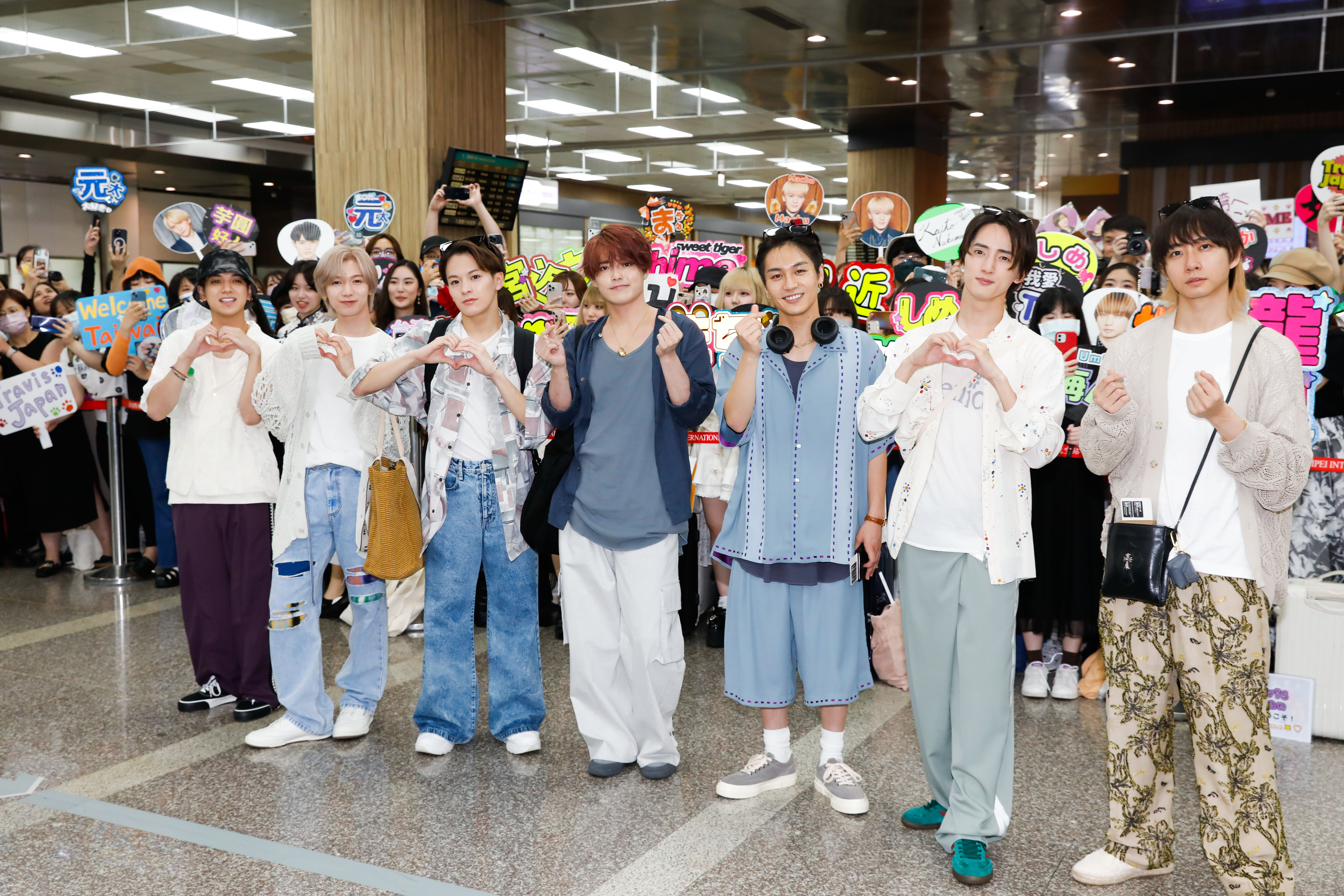 Travis Japan首次來台，拍照時比出愛心手勢。成員宮近海斗（左起）、七五三掛龍也、松倉海斗、吉澤閑也、松田元太、川島如恵留、中村海人。