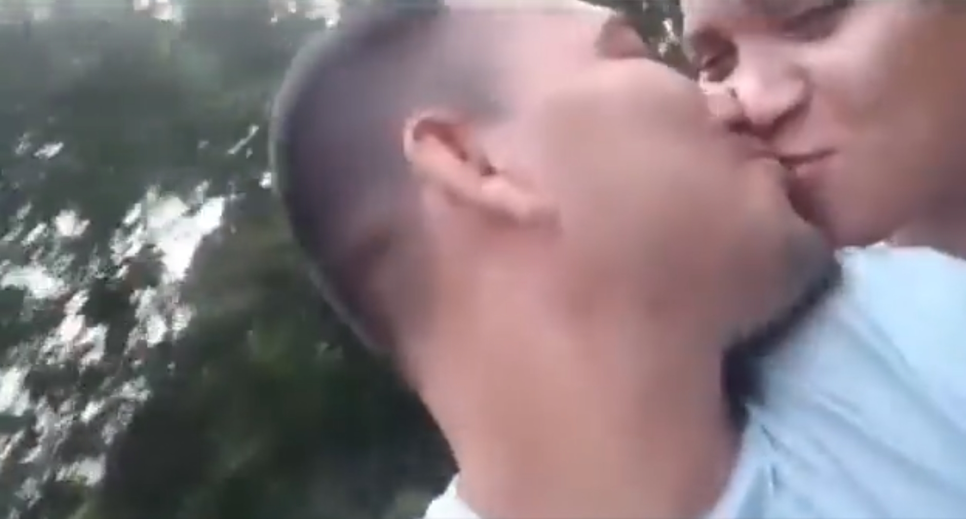 哥倫比亞一對情侶近日邊騎車邊接吻，甜蜜放閃不久後就發生死亡車禍。（翻攝自推特）