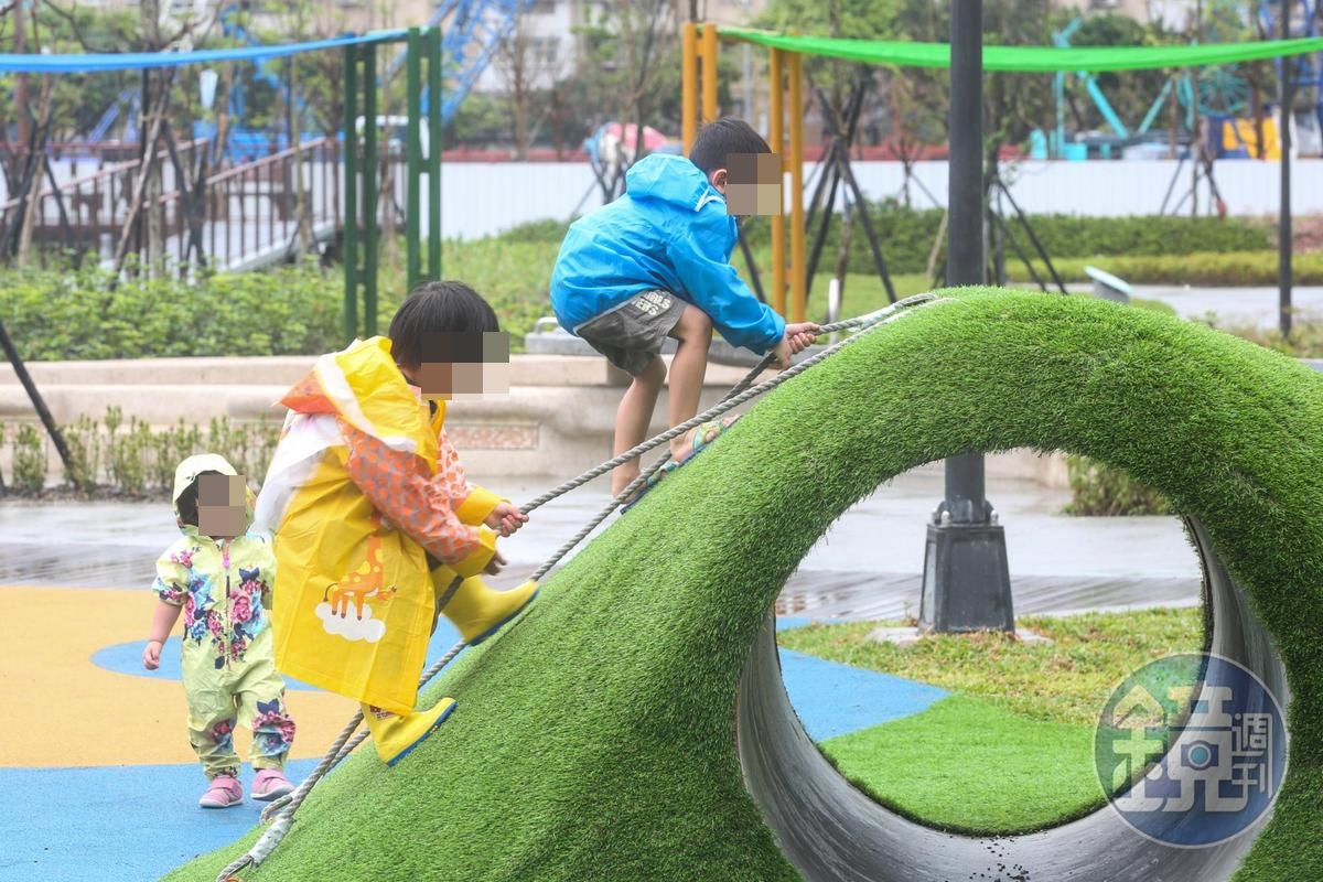 一名家長想要公審餐廳業者訓斥自己小孩，沒想到反被公審，甚至肉搜出自己「醫師娘」身分。（示意圖，本刊資料照）