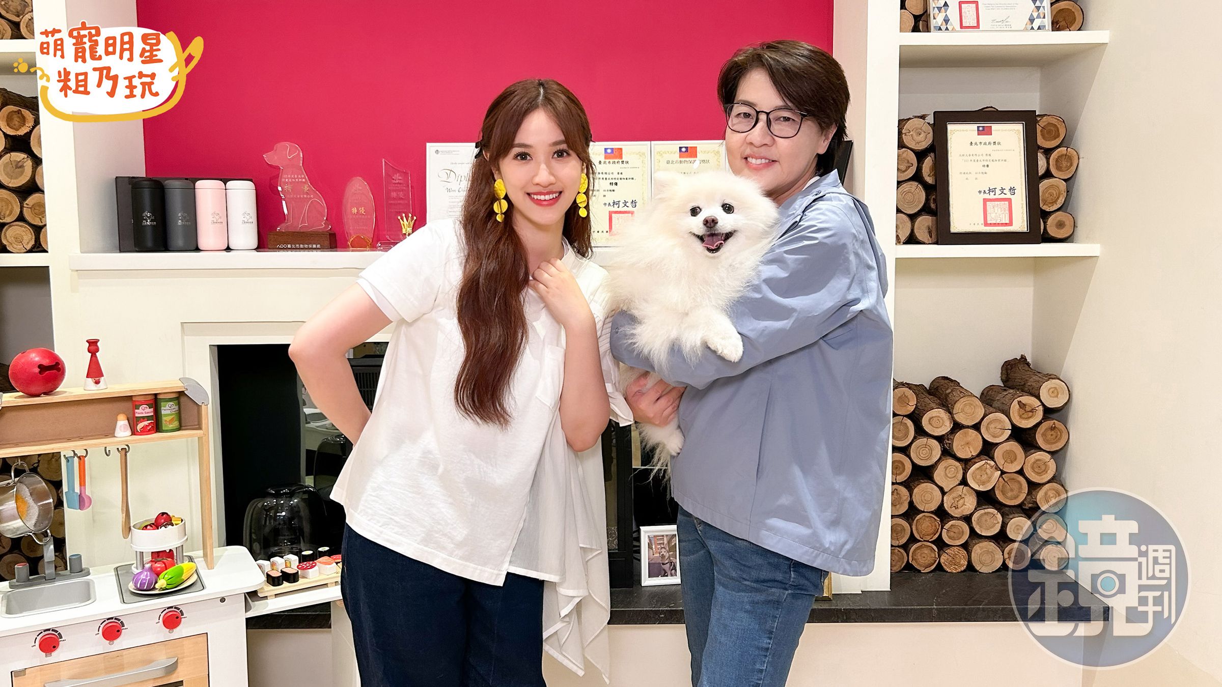 前台北市副市長黃珊珊(右)帶著愛犬上節目,左為主持人吳姍儒。(TVBS提供)