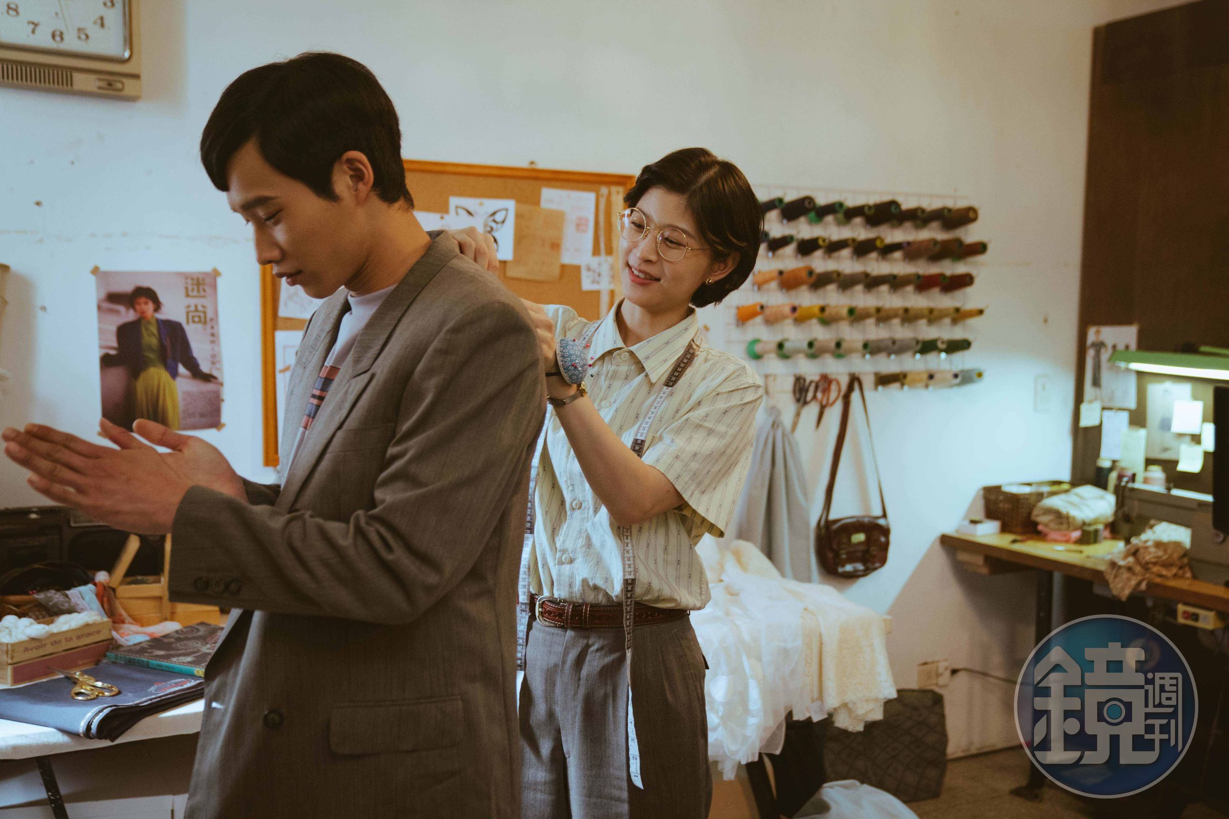 江宜蓉（右）替黃冠智量身打造結婚西裝，花絮中出現的辦桌菜「紅蟳米糕」，則是黃冠智擔心江宜蓉忙於製衣，特別做給好友的美味心意。（紅衣小女孩股份有限公司提供）