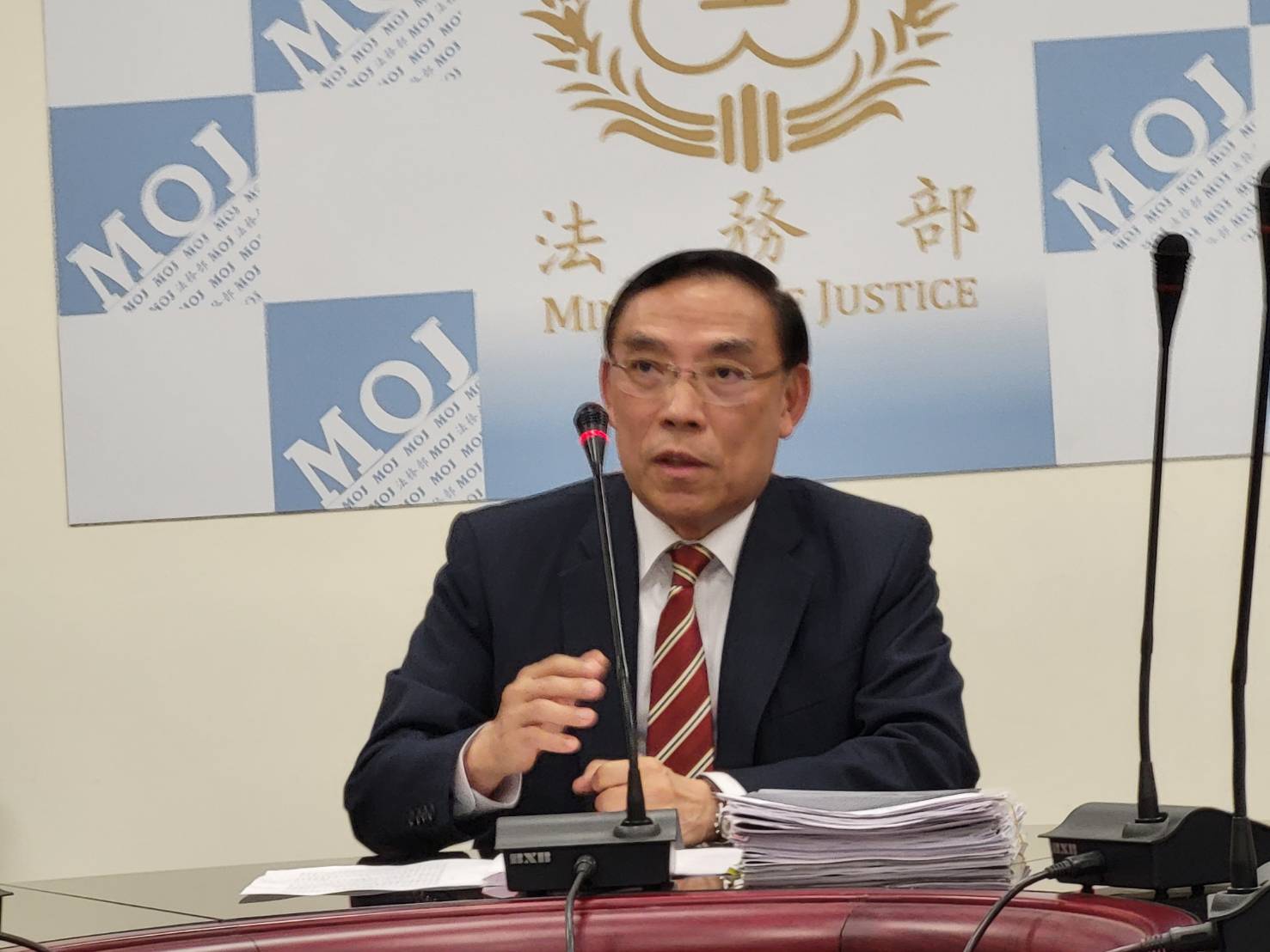 法務部長蔡清祥說明圈選29位主任檢察官原則，並公布多位廉政署主秘等職位。