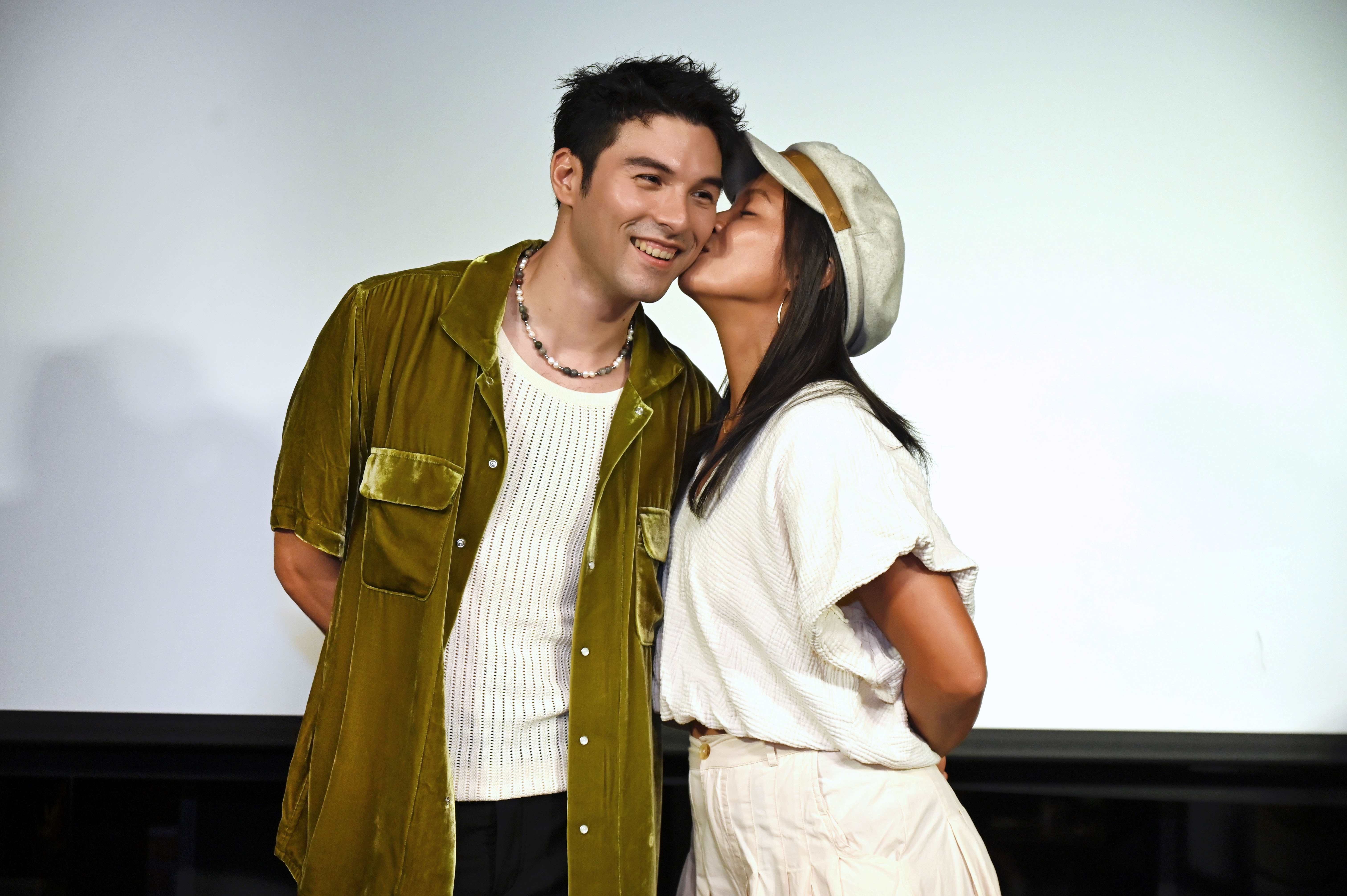 鳳小岳老婆Jessie送上一吻給老公。（環球唱片提供）