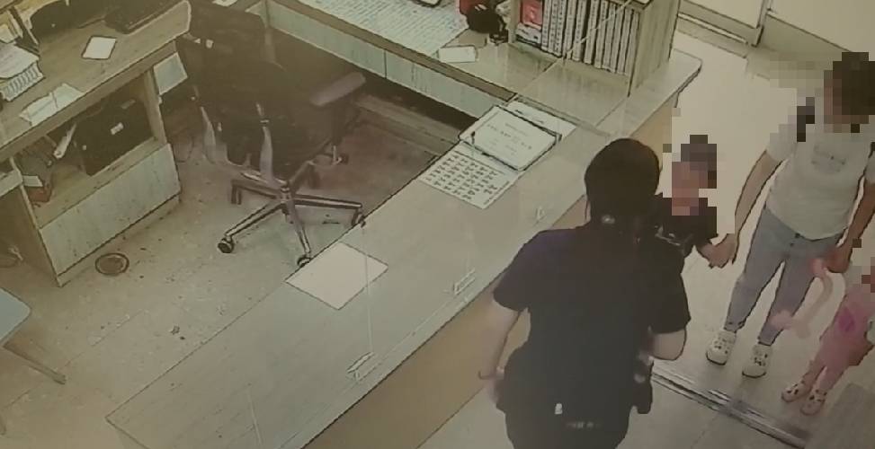 男童不慎與家人走失，在警方協助下破涕為笑重回父親懷抱。（翻攝畫面）