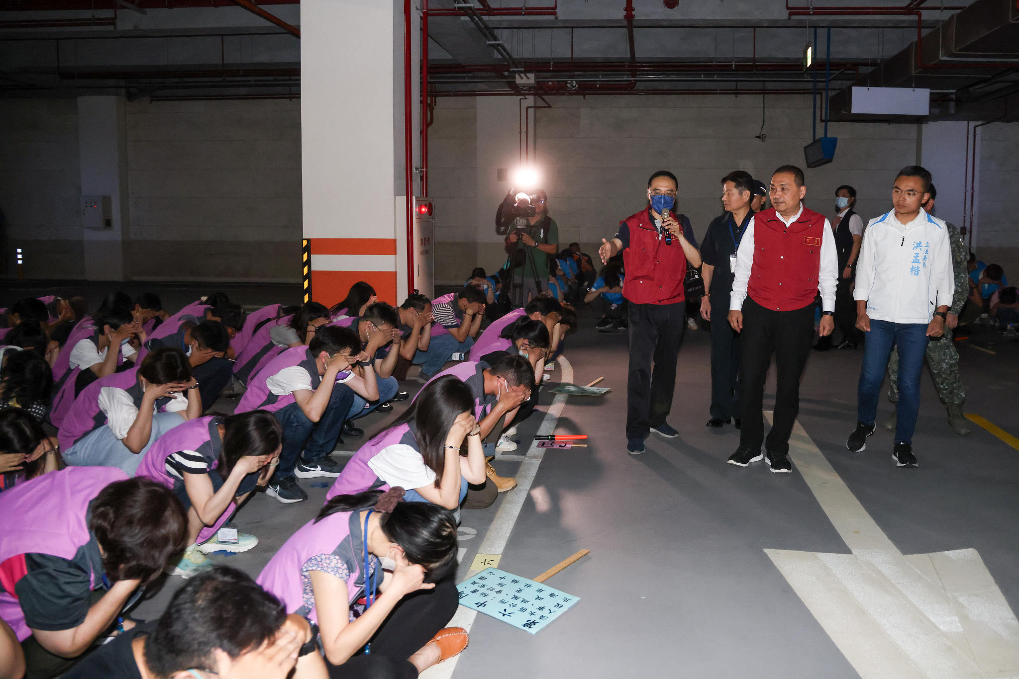 新北市長侯友宜日前視察萬安演習，不過部分照片卻被李正皓及部分網友揶揄是「猴王登基」。（新北市政府提供）