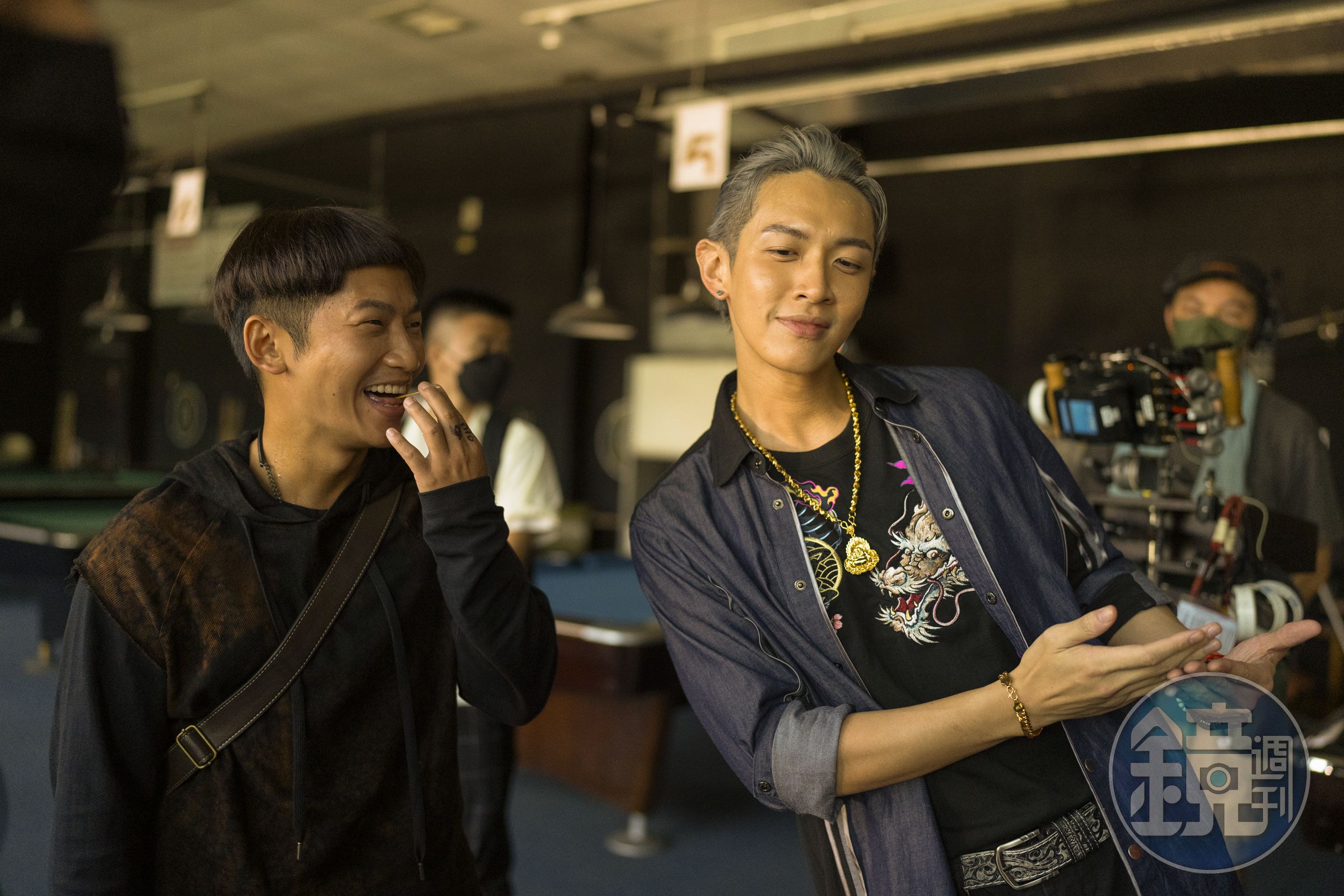 柯震東(右)此次不是男主角,演起戲來非常輕鬆,左為蔡昌憲。(麻吉砥加電影提供)