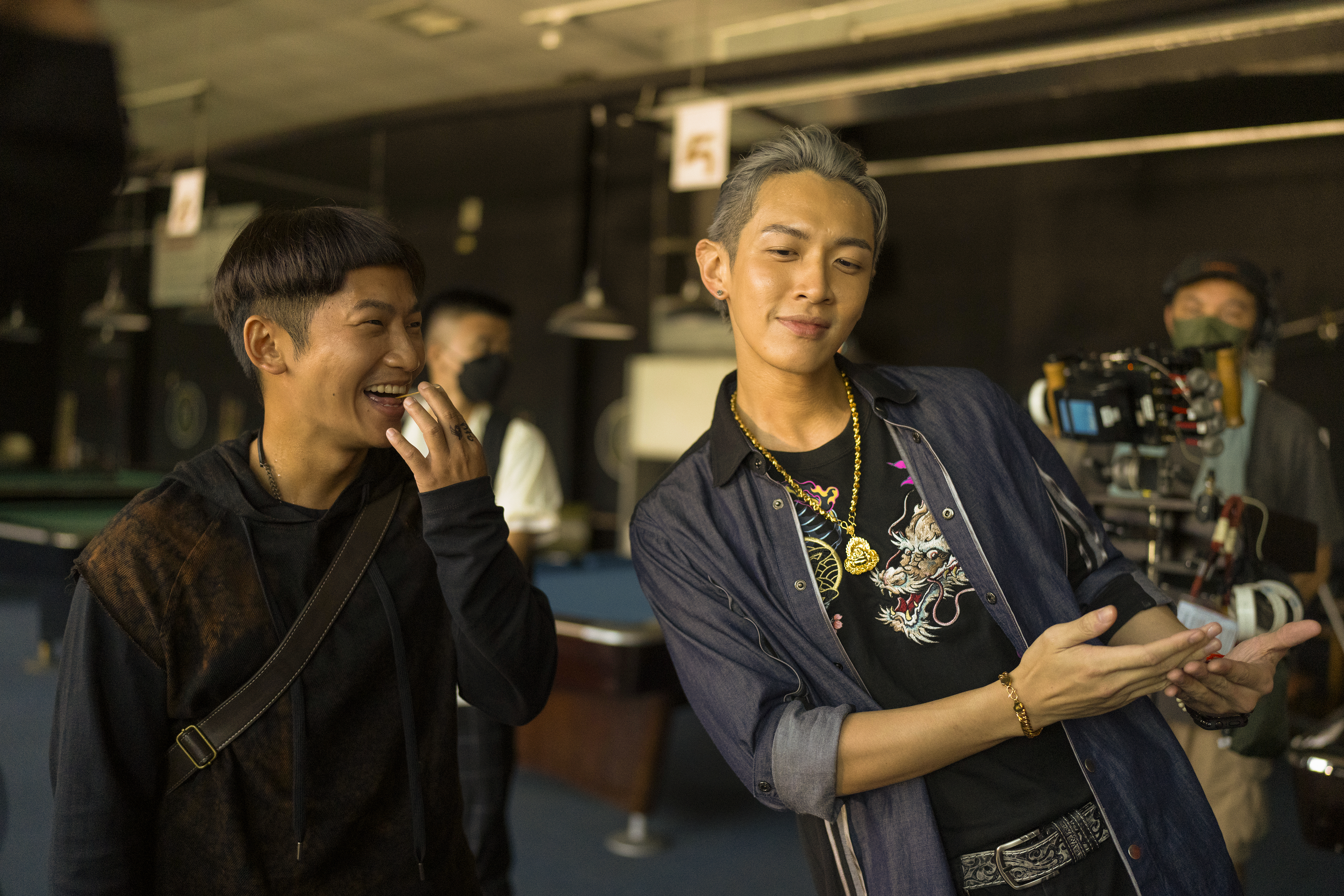 柯震東（右）此次不是男主角，演起戲來非常輕鬆，左為蔡昌憲。（麻吉砥加電影提供）
