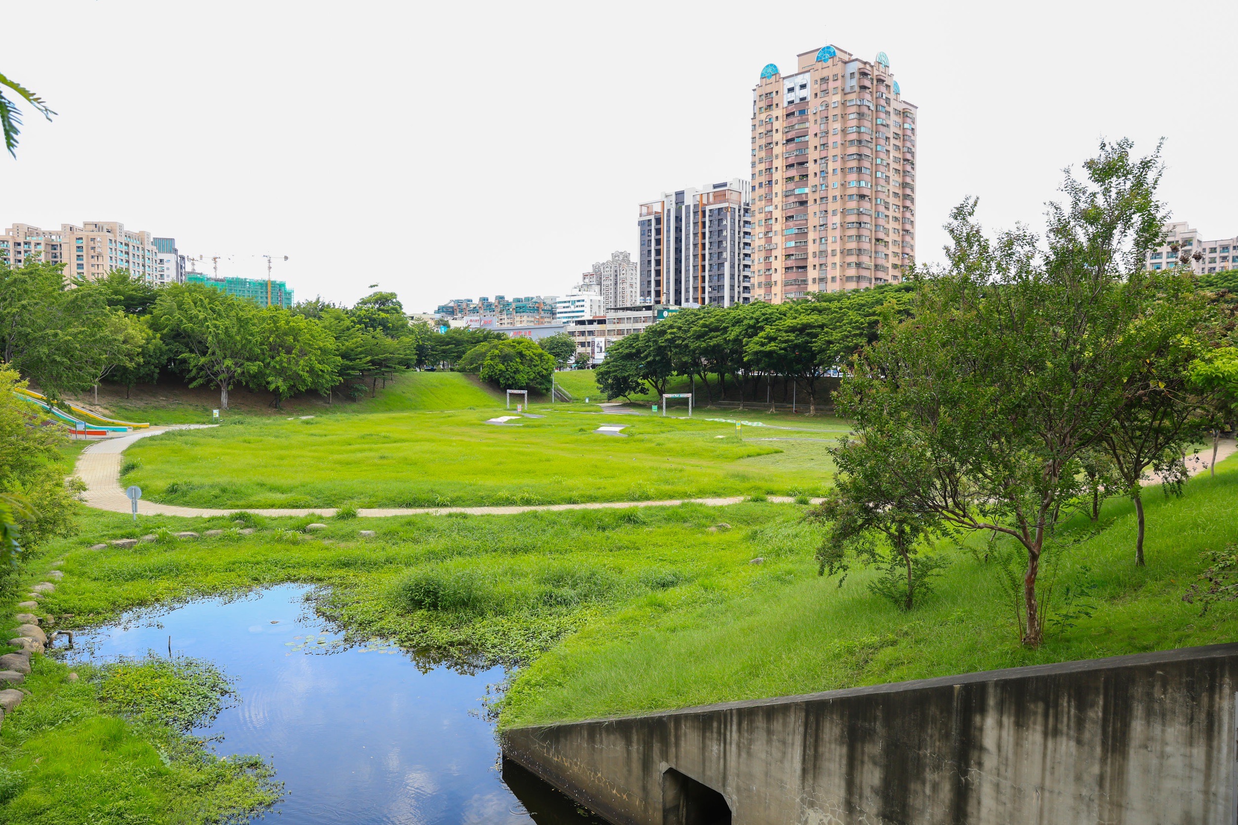 高雄市政府表示,寶業里滯洪池完工持續調控澄清湖水位,明顯改善過去淹水情形。(高雄市政府提供)