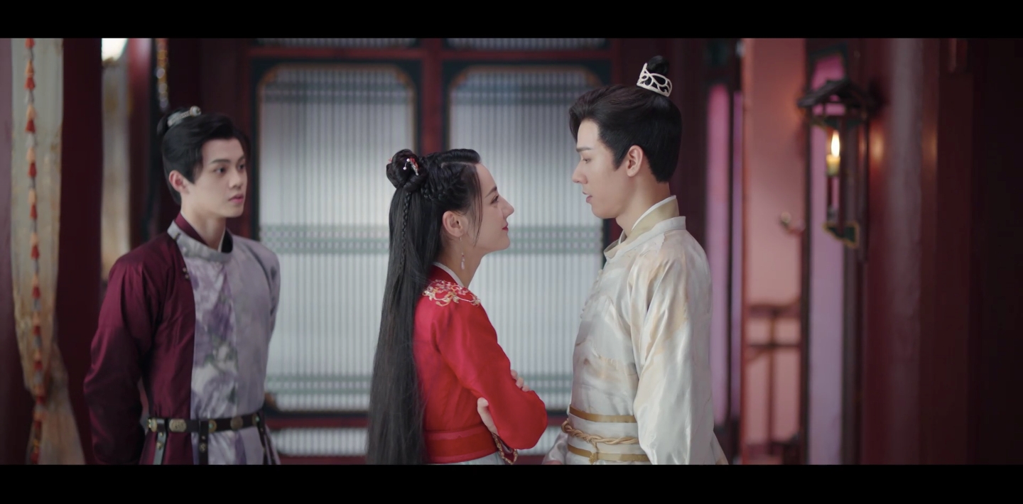  在《安樂傳》迪麗熱巴仔細端詳龔俊美貌。（MyVideo提供）