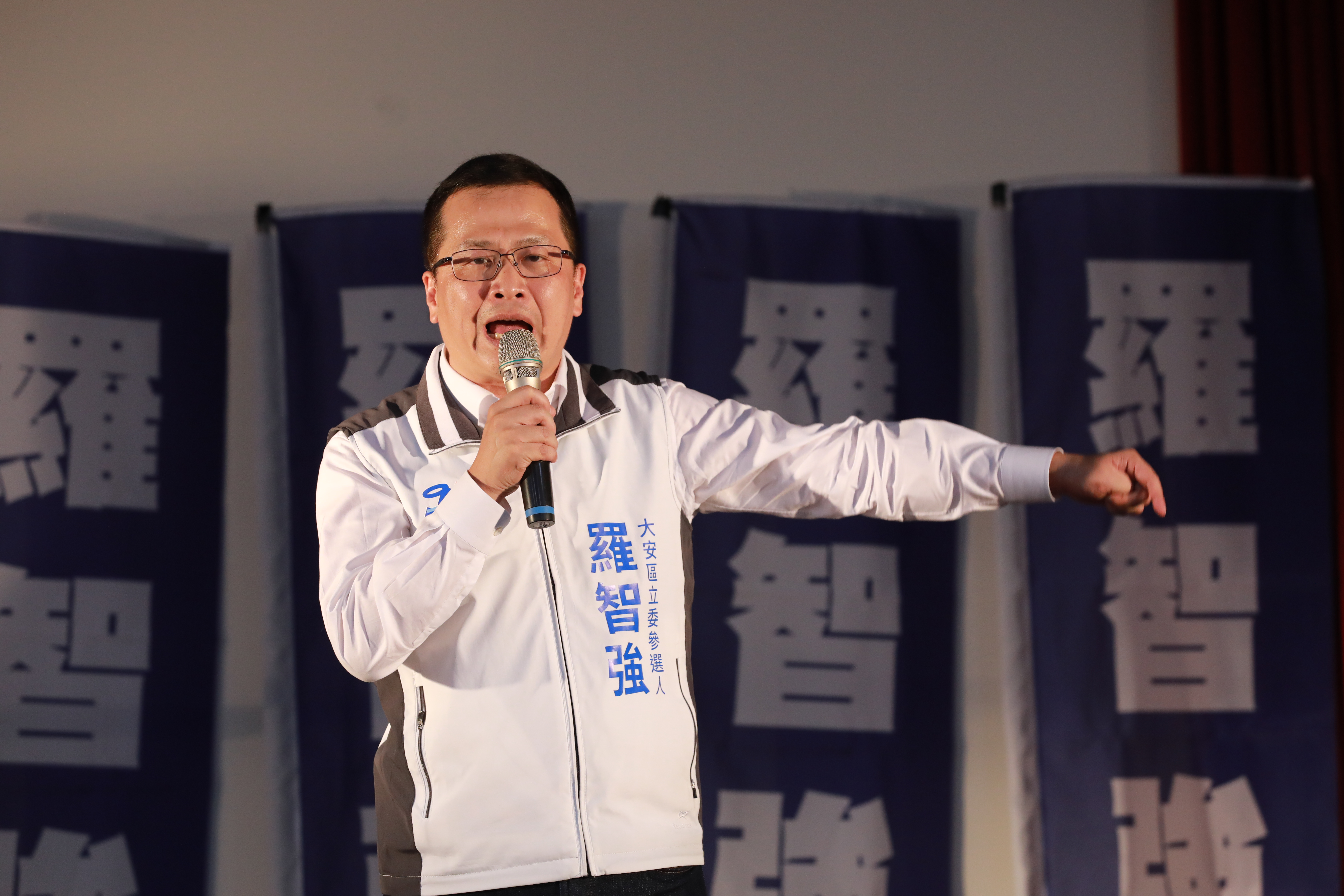 羅智強被金溥聰點名「我看不起自己在最安全地區，還在搞這把戲！」鄭孟洳狠酸：「小刀出鞘，小強仆倒」。（本刊資料照）