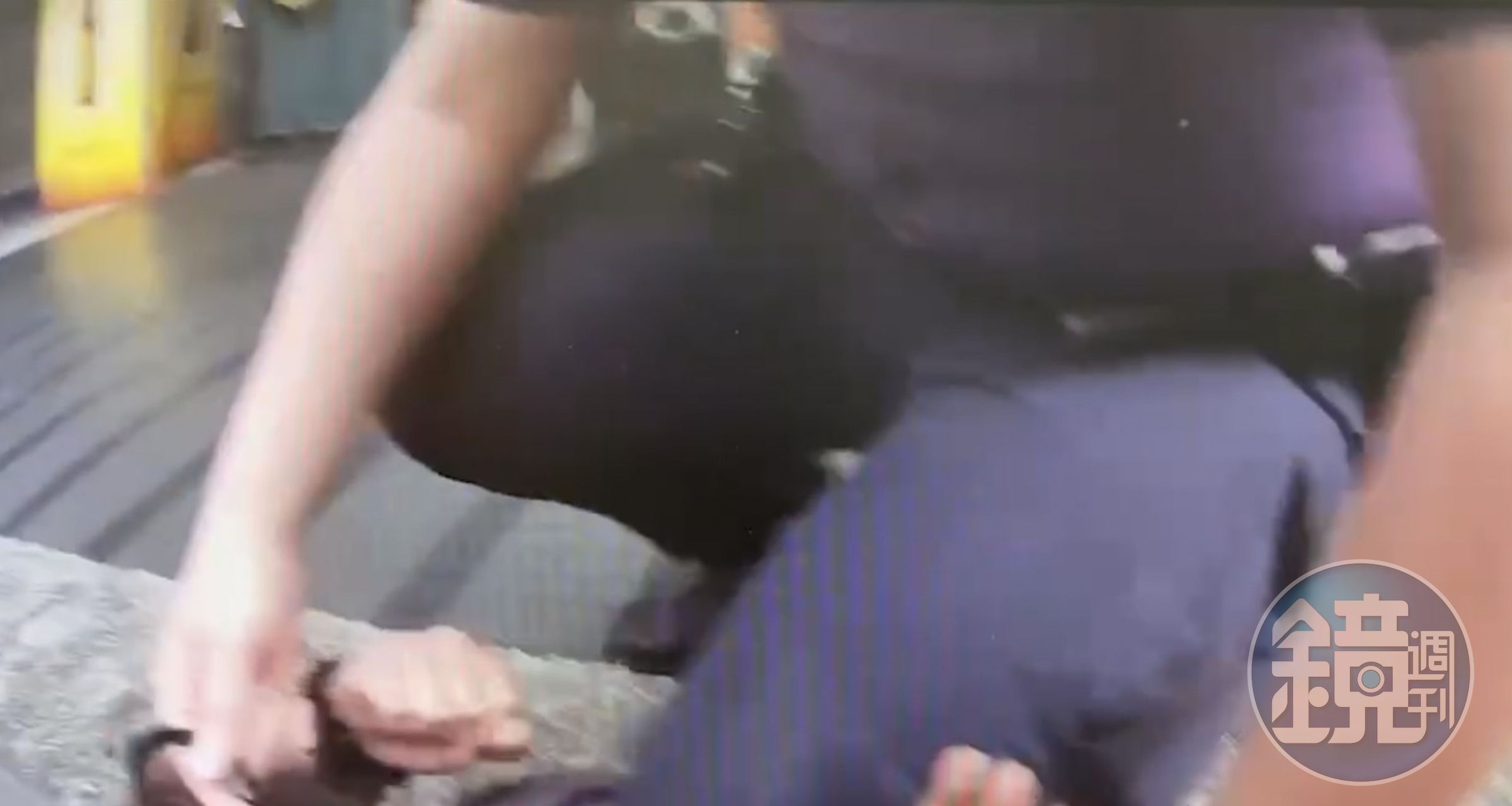 汐止分局警備隊張姓警員因嗆警、踹警，被壓制在地上銬逮捕。（翻攝畫面）