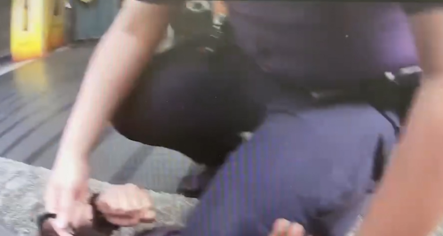 汐止分局警備隊張姓警員因嗆警、踹警,被壓制在地上銬逮捕。(翻攝畫面)