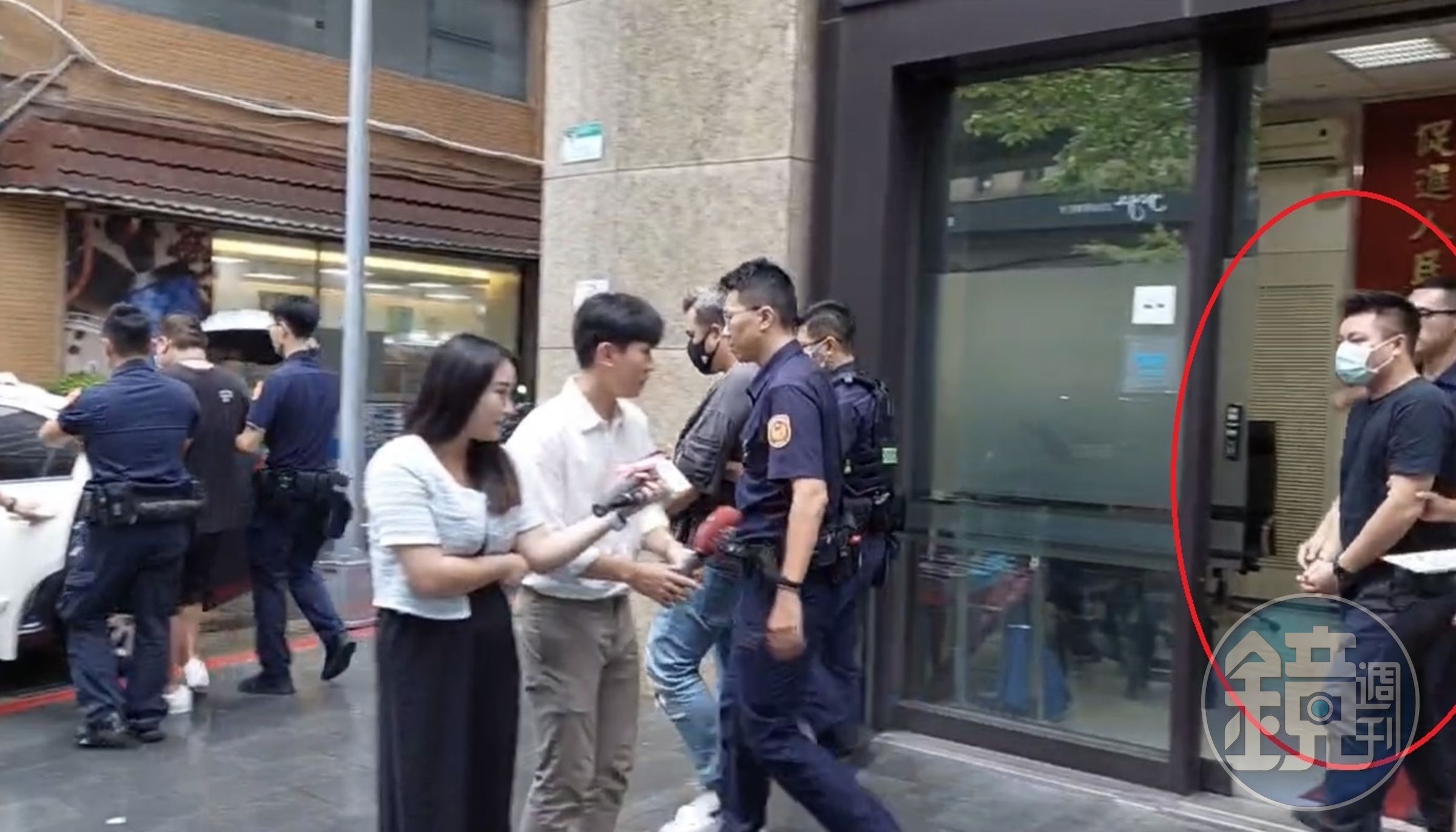 警方訊後將張員（紅圈）依聚眾鬥毆、傷害及妨害公務等罪送辦。（翻攝畫面）
