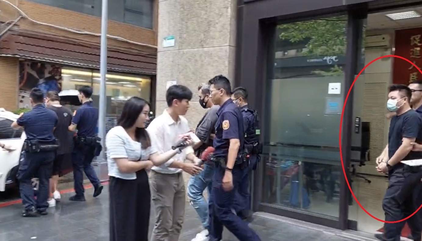 警方訊後將張員（紅圈）依聚眾鬥毆、傷害及妨害公務等罪送辦。（翻攝畫面）