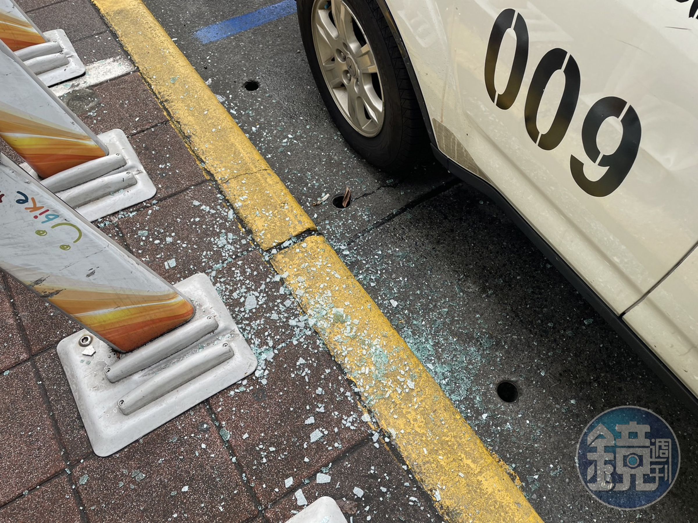 警方將張員帶上警車時，他突然伸腳踹破警車車窗。（翻攝畫面）