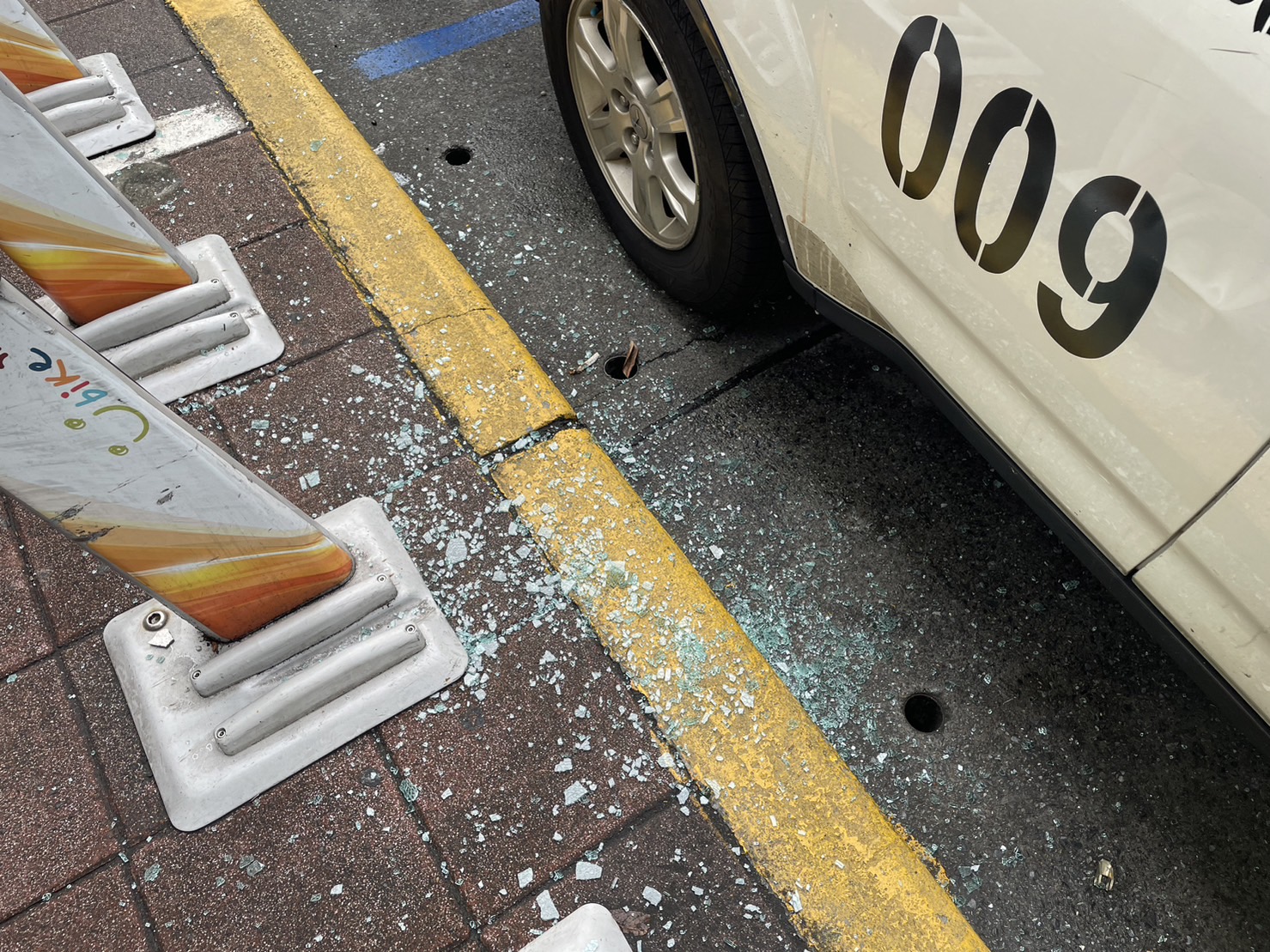 警方將張員帶上警車時,他突然伸腳踹破警車車窗。(翻攝畫面)