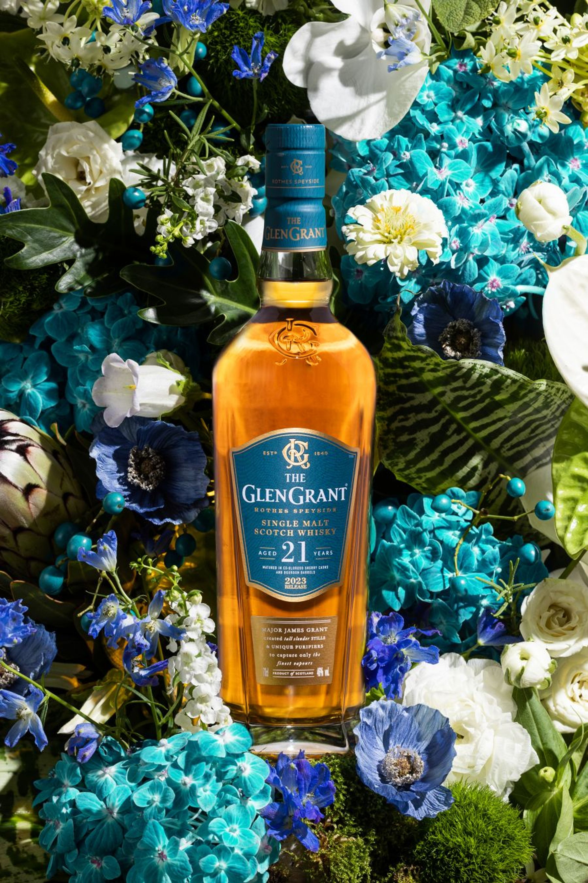蘇格蘭單一麥芽威士忌品牌格蘭冠(GLEN GRANT)發表最新21年酒款,以60%波本桶與40%初次Oloroso雪莉桶老酒勾兌,散發怡人花果香、蜂蜜氣味,讓人有如置身花園。建議售價約NT$6,600。