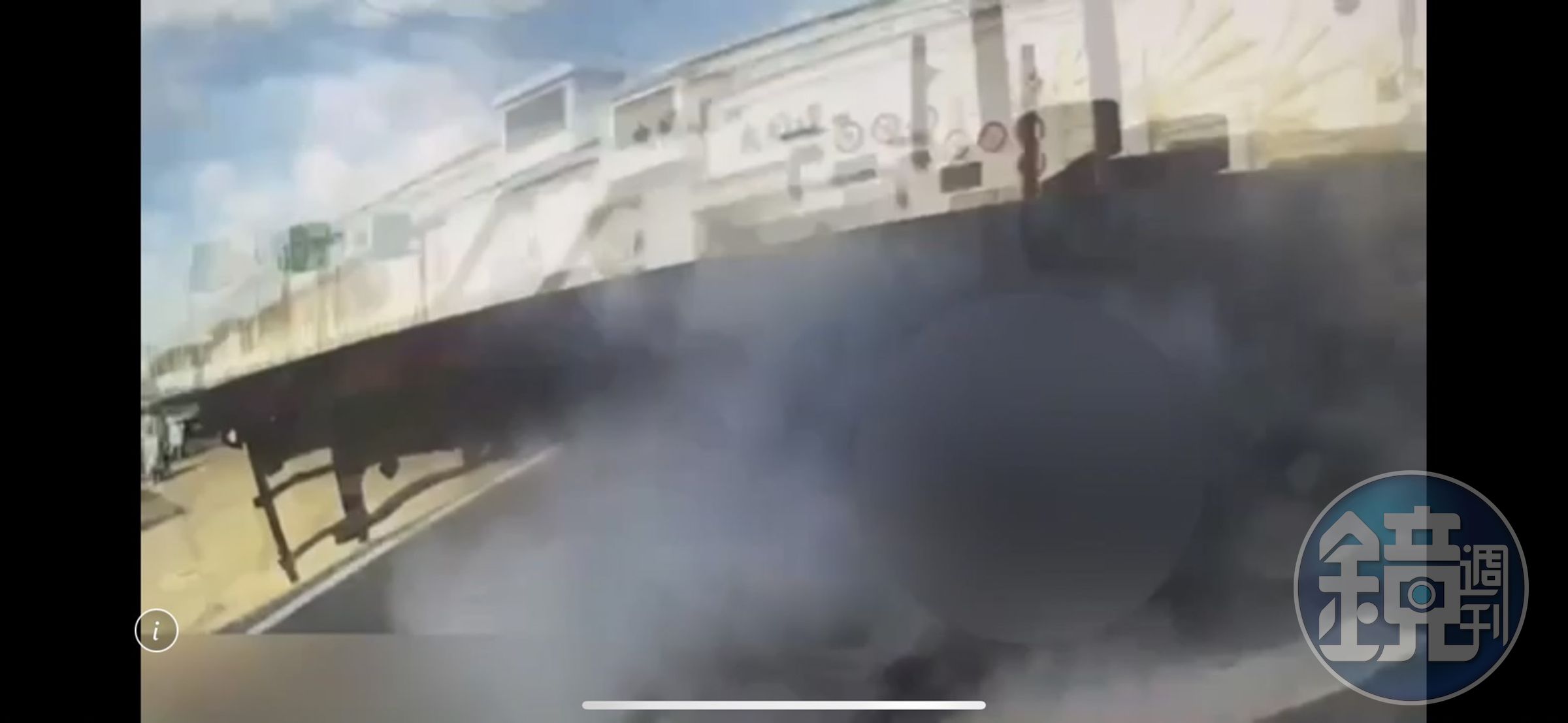一名女騎士轉彎時沒注意內輪差,連人帶車被同樣轉彎的聯結車捲入車底。(翻攝畫面)