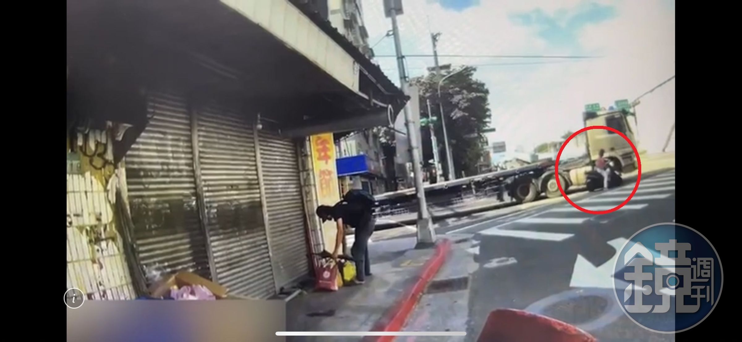 一名女騎士轉彎時沒注意內輪差,連人帶車被同樣轉彎的聯結車捲入車底。(翻攝畫面)