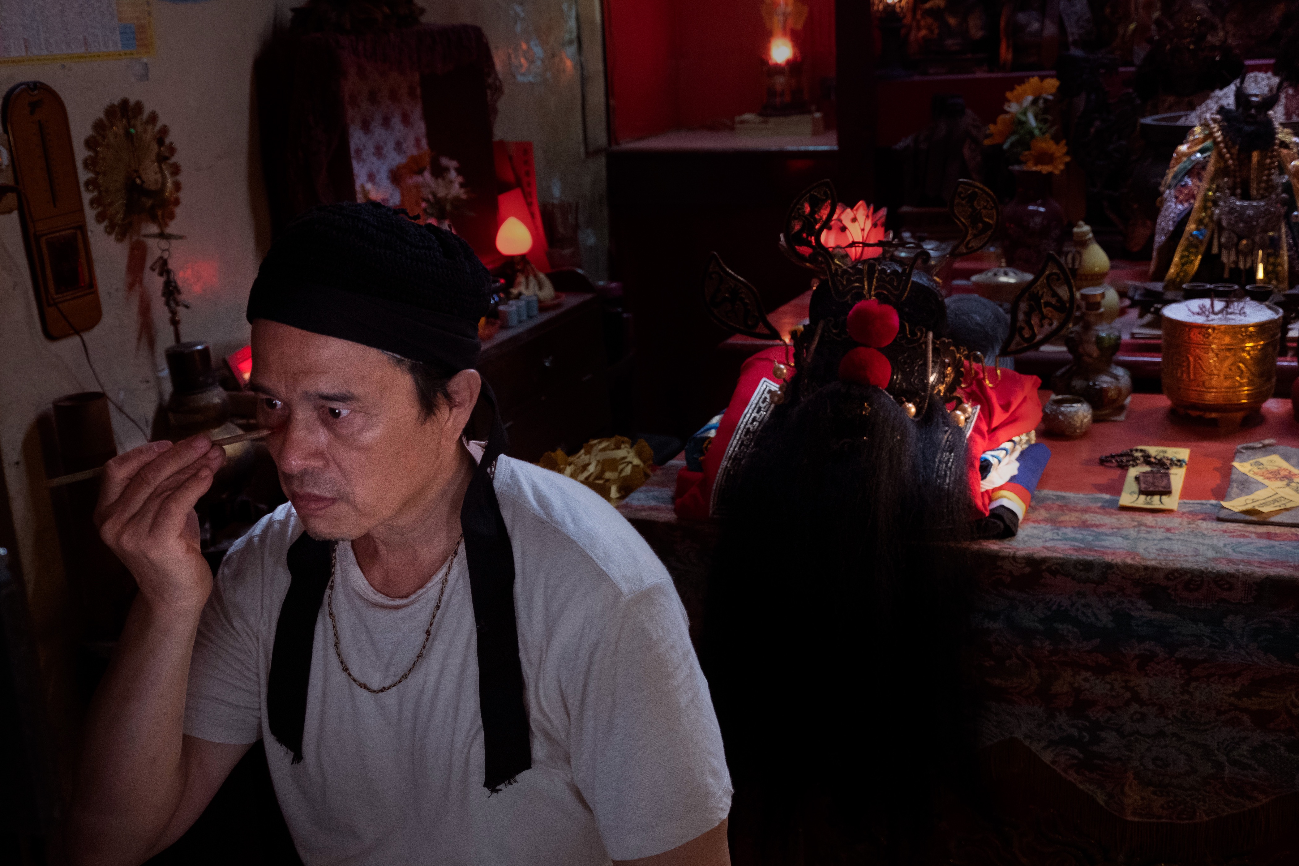 李興文開拍前跟著宗教顧問學習跳鍾馗。（華影提供）